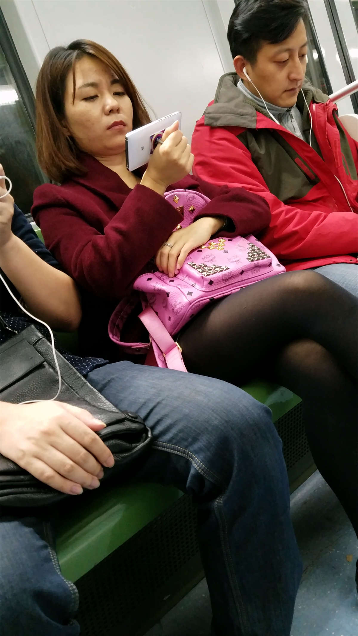 图片[2]-地铁拍摄黑色丝袜红衣少妇-日更街拍