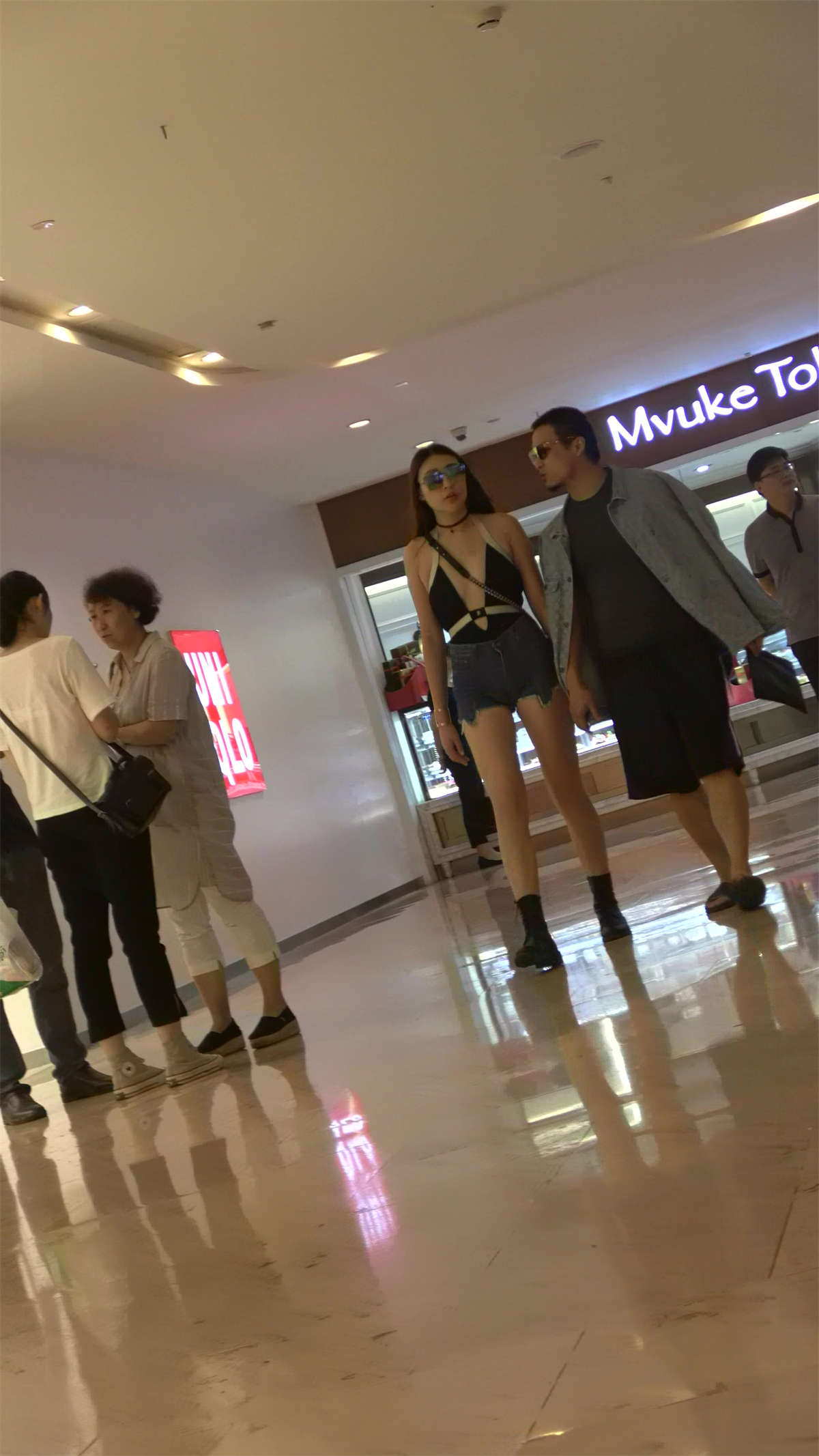 图片[2]-性感火辣身材街拍热裤美女-日更街拍