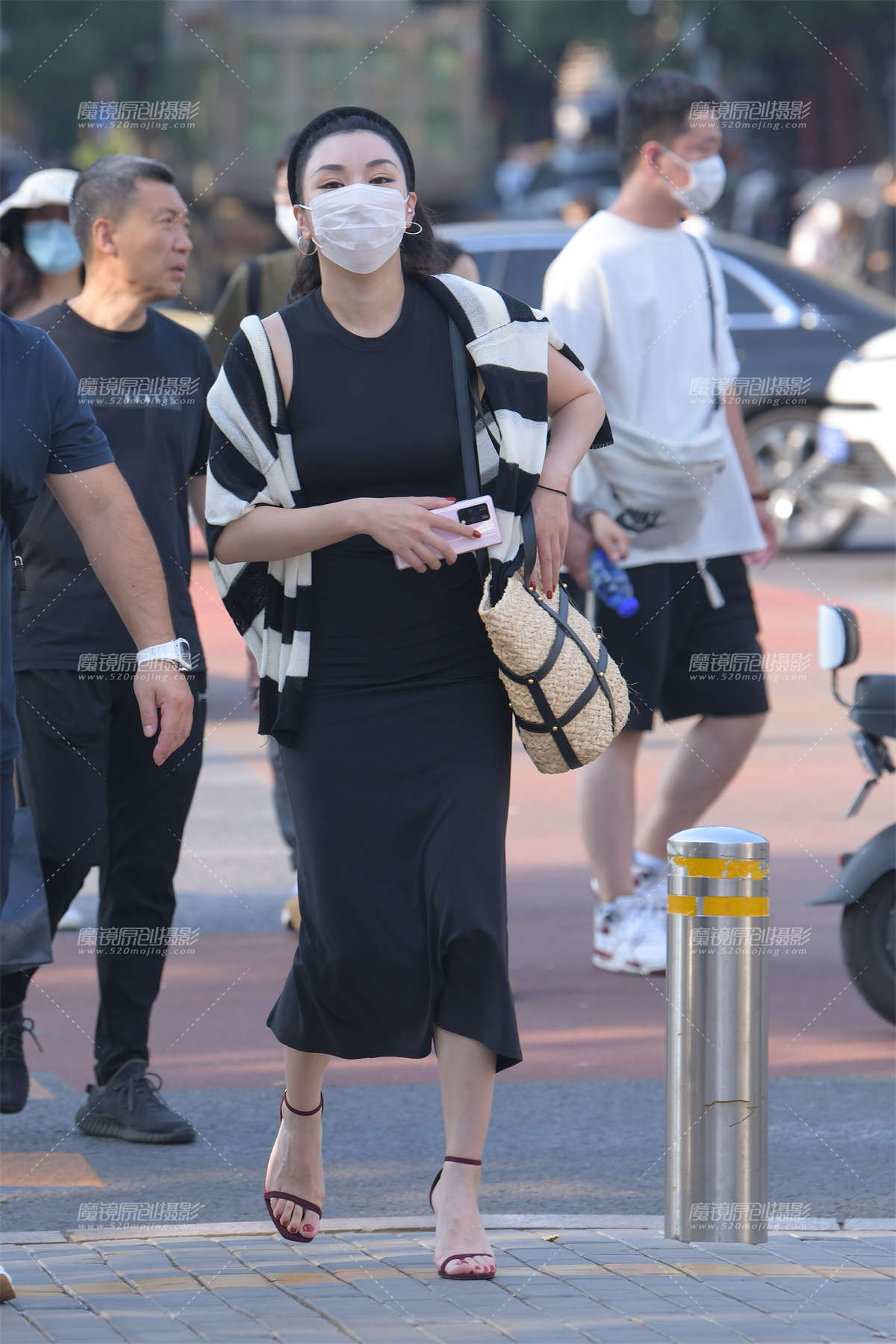 婉约的红色高跟，黑色包臀裙女士-日更街拍