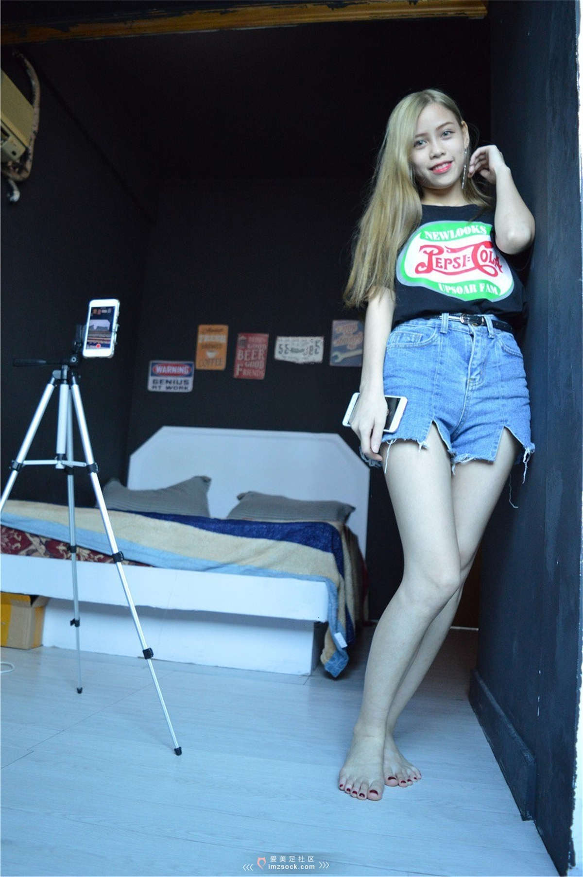 图片[2]-MZSOCK-2018 No.285 俄罗斯妹子 性感 肉丝红指甲 脚丫嫩-日更街拍