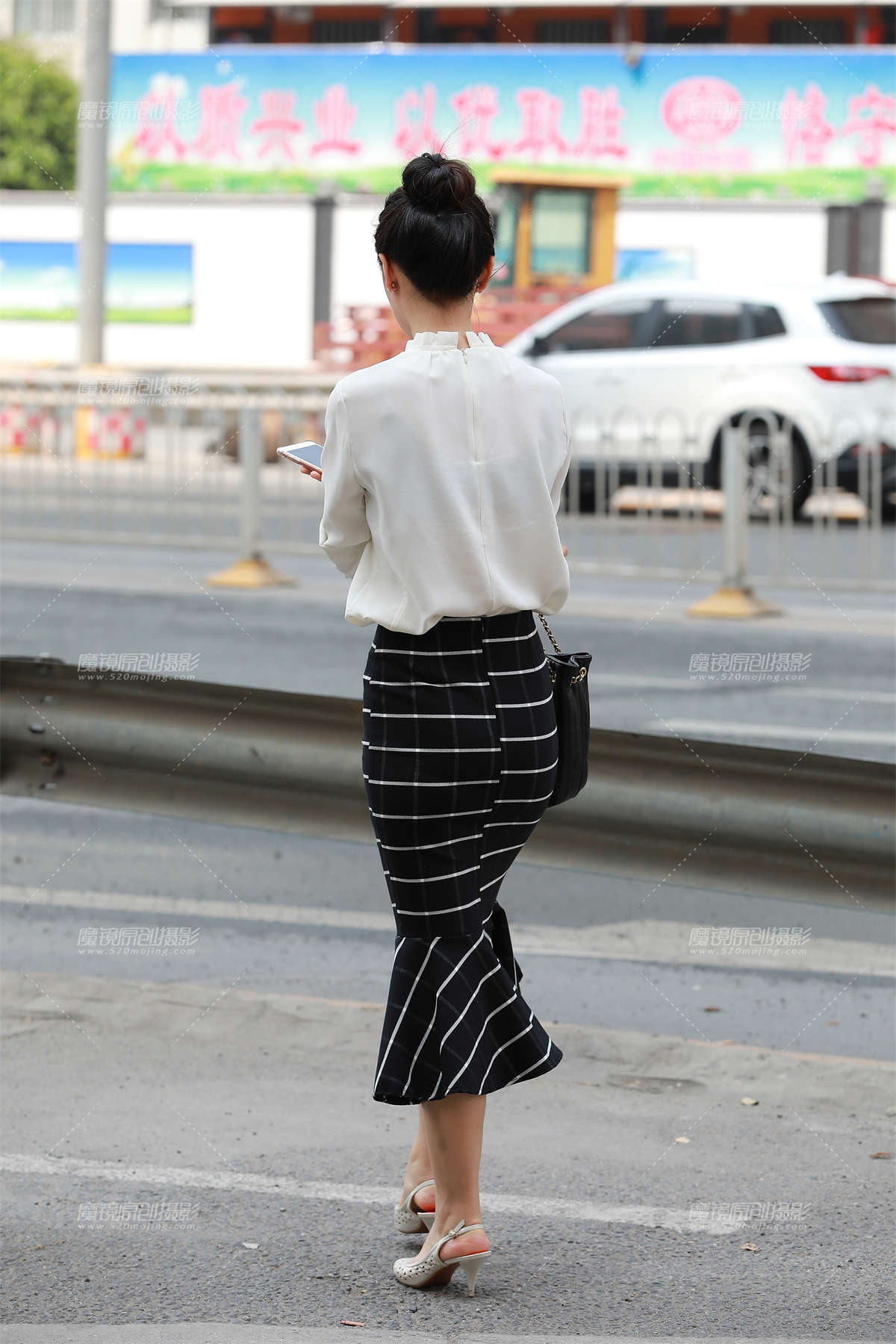 图片[2]-在等车的裹臀__-日更街拍