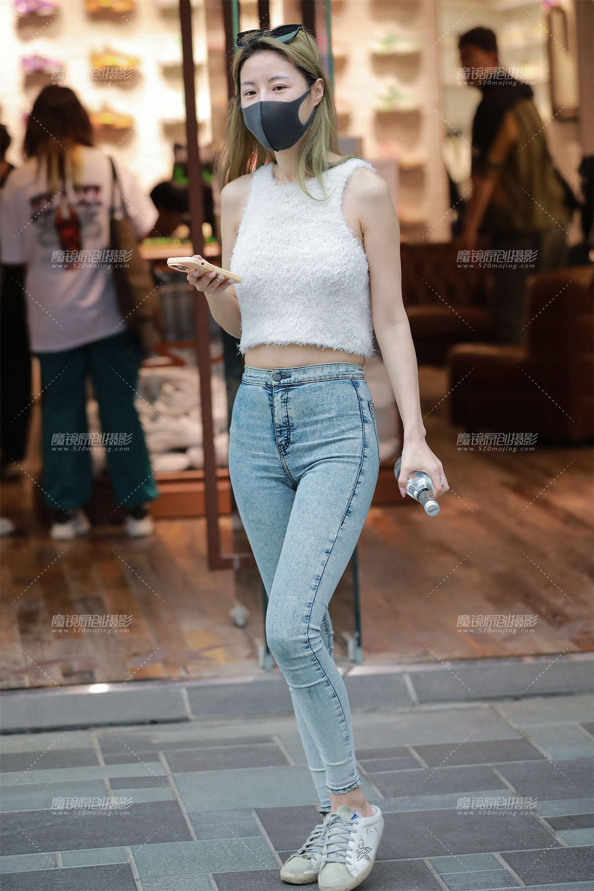 图片[2]-紧身牛仔裤高挑美女-日更街拍