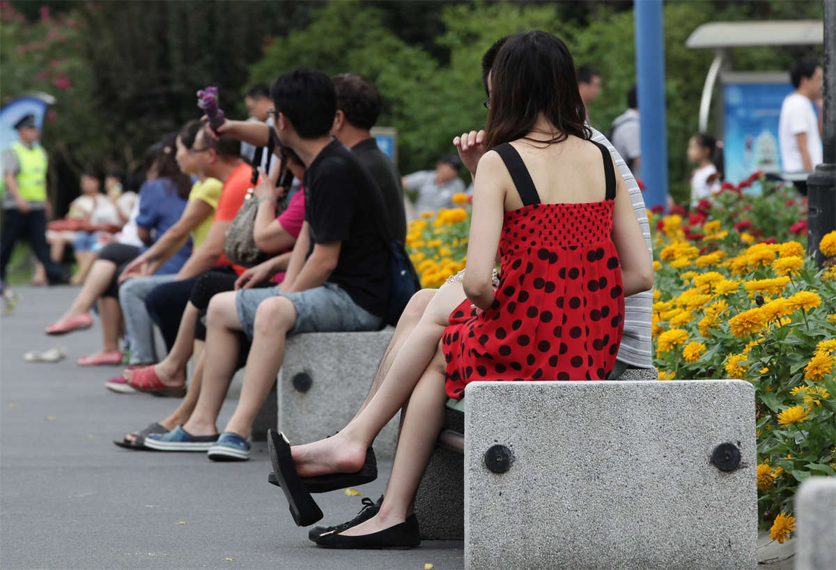 图片[2]-踏青公园街拍系列No.446 皮肤很白，脚心很嫩-日更街拍