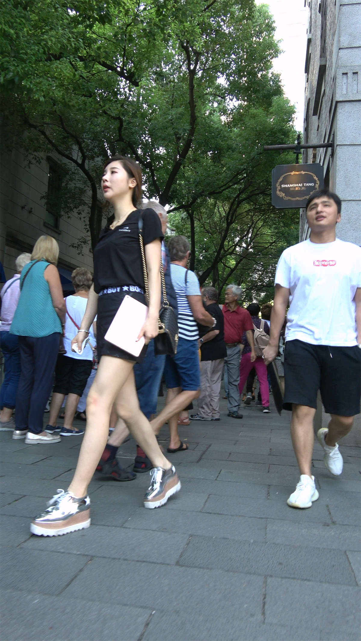 天生丽质甜美黑色T恤短裙美女-日更街拍