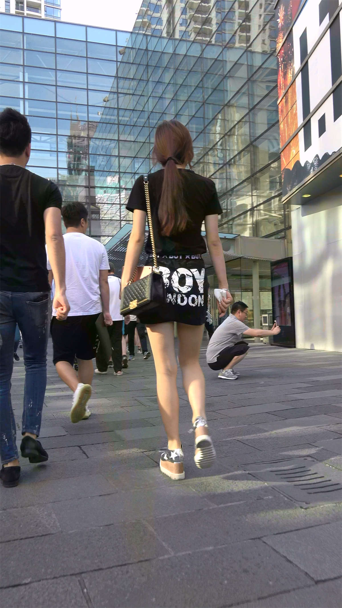 图片[2]-天生丽质甜美黑色T恤短裙美女-日更街拍