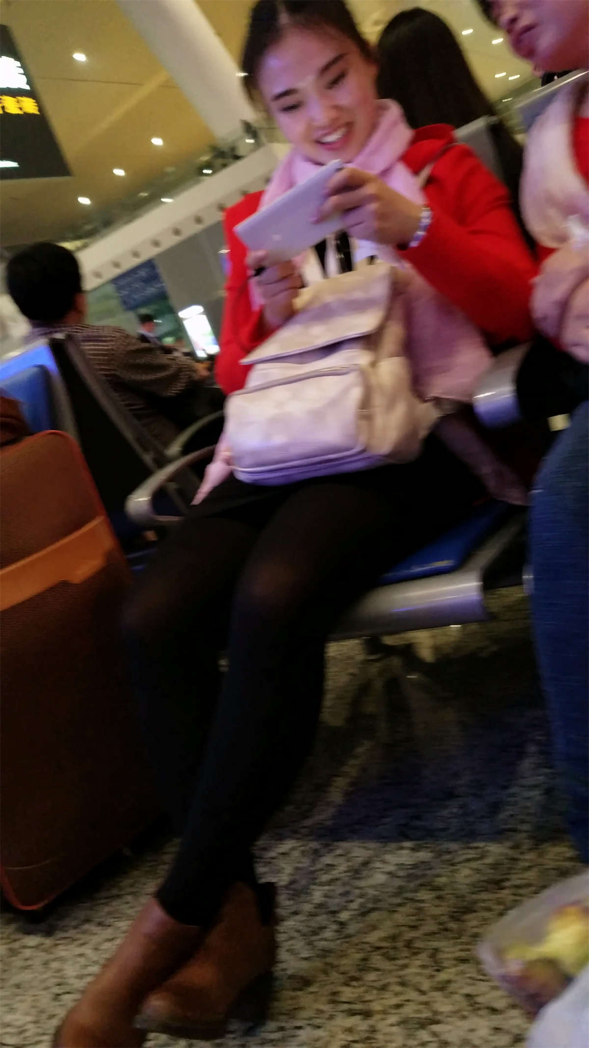 笑容迷人的黑色丝袜漂亮美女-日更街拍