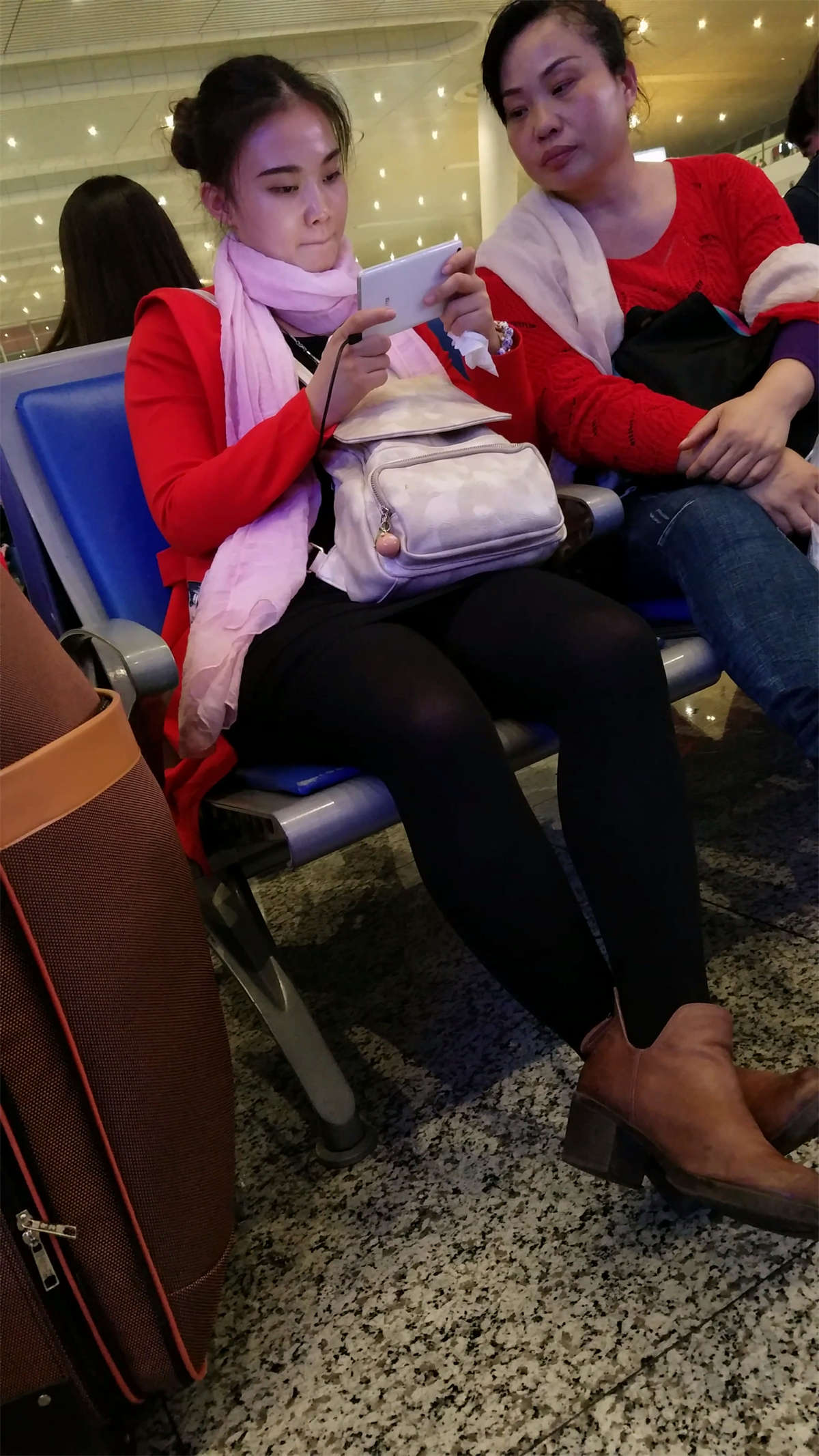 图片[2]-笑容迷人的黑色丝袜漂亮美女-日更街拍