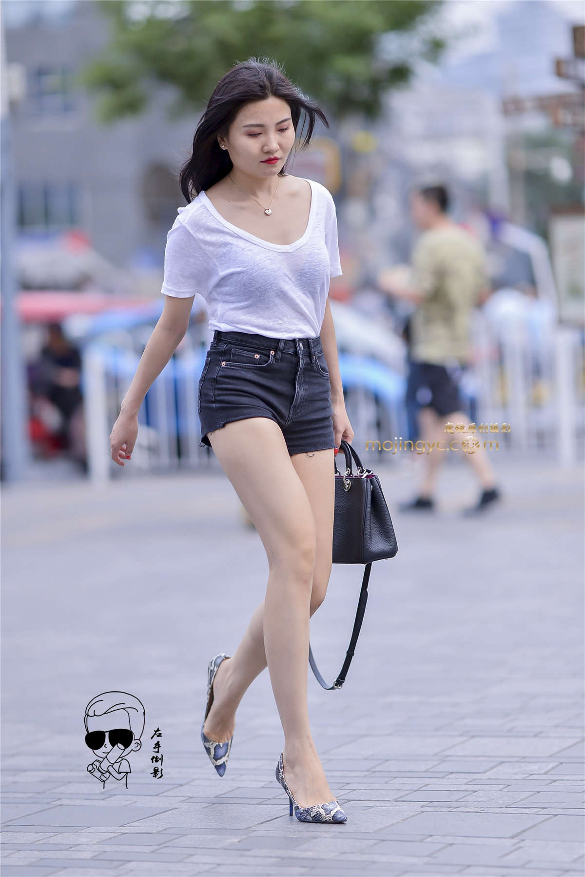 热裤美臀大长腿-日更街拍