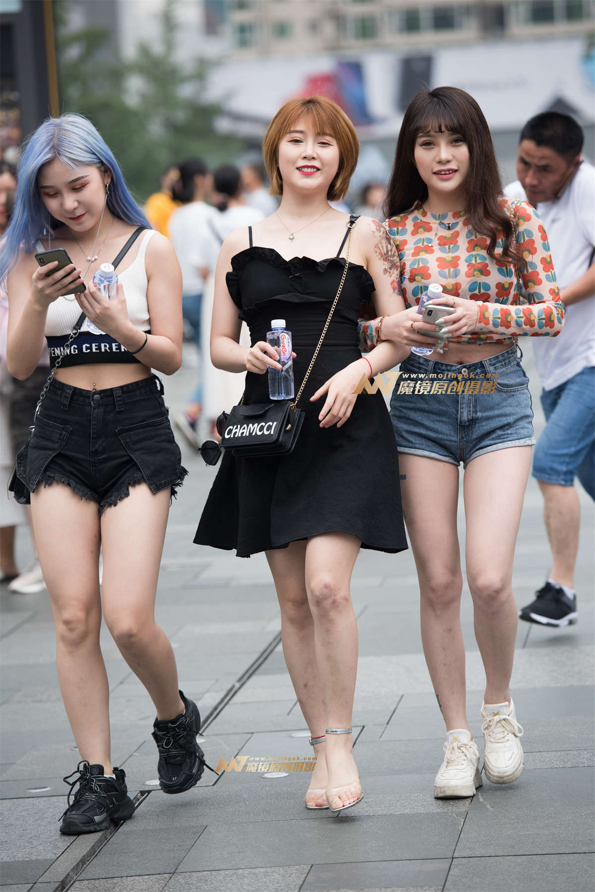 热裤牛子美女-日更街拍