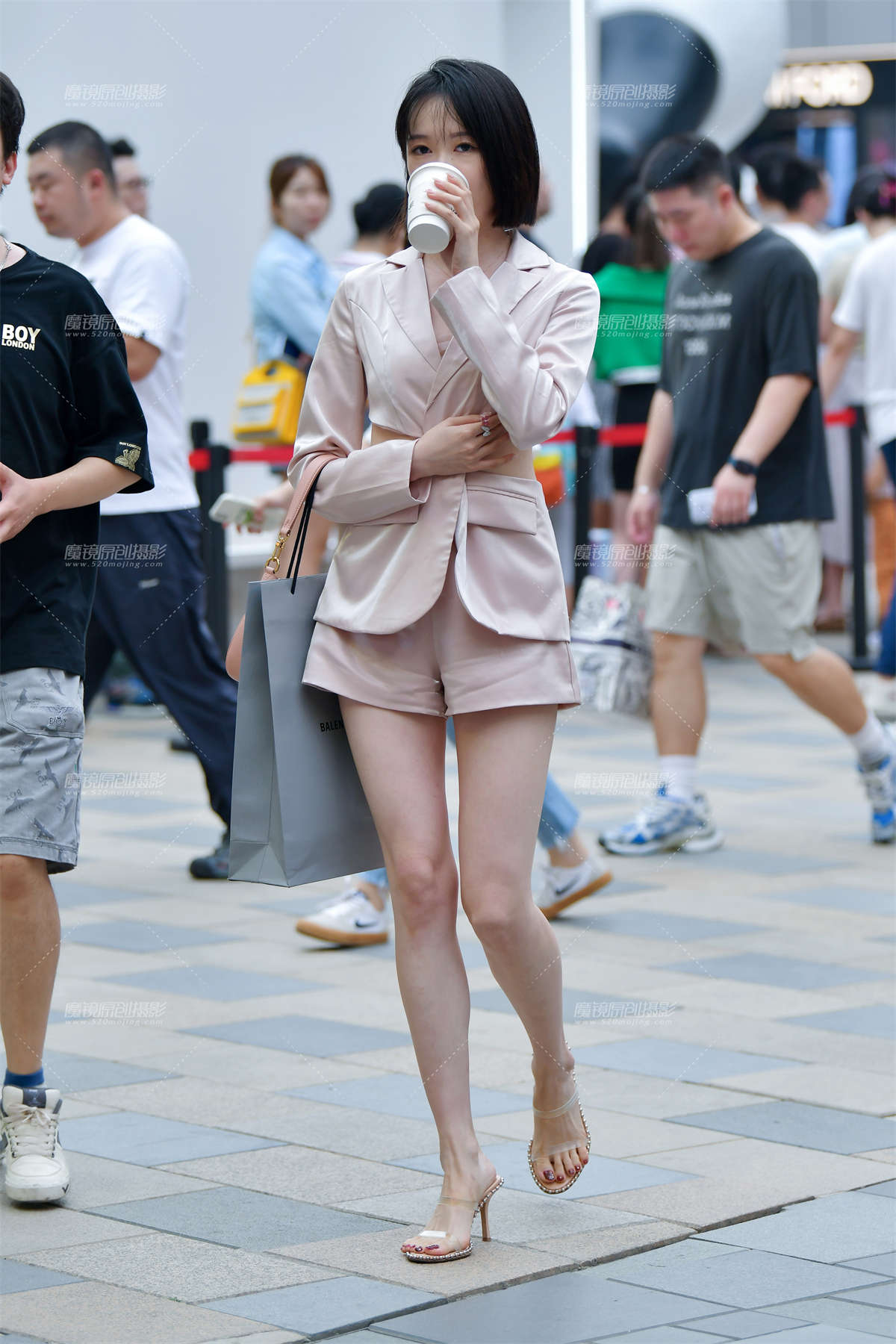 ★高跟甜美白皙美女-日更街拍