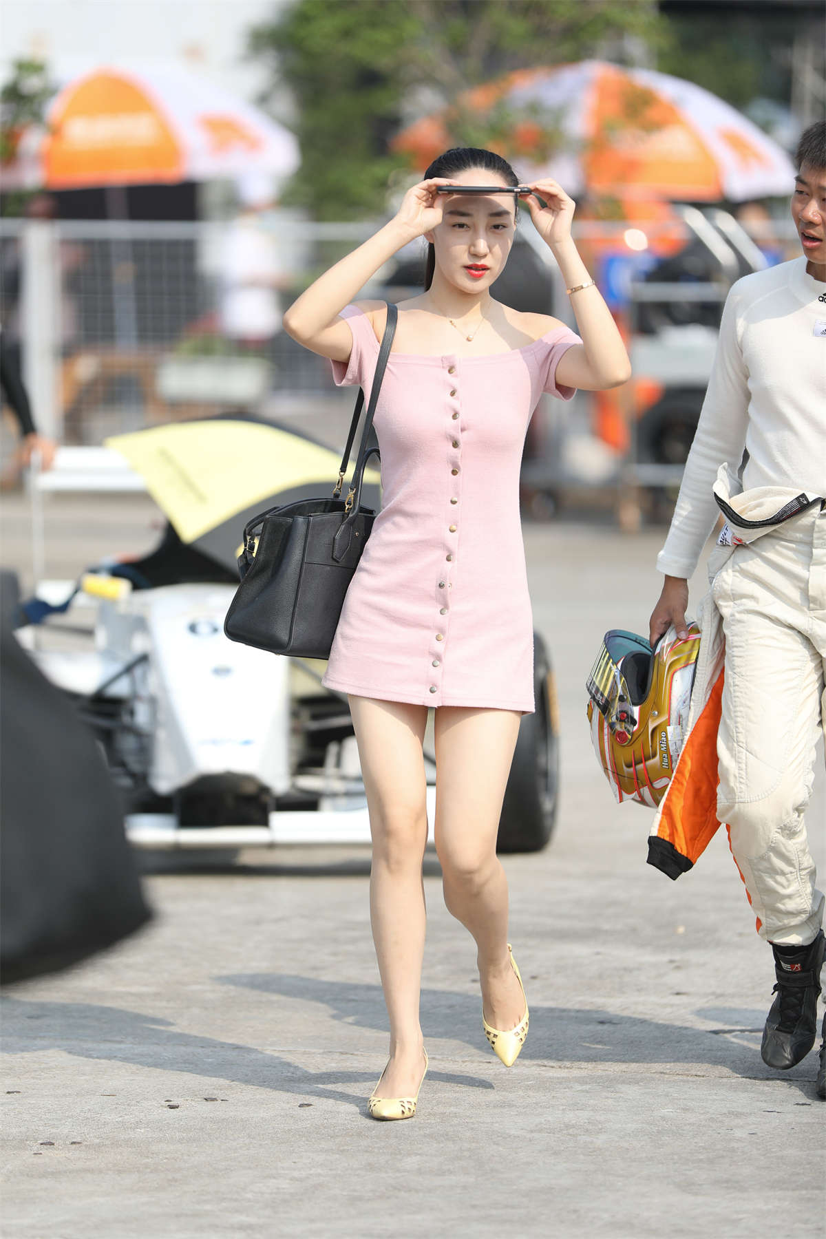 粉色连衣短裙扎马尾漂亮小姐姐-日更街拍