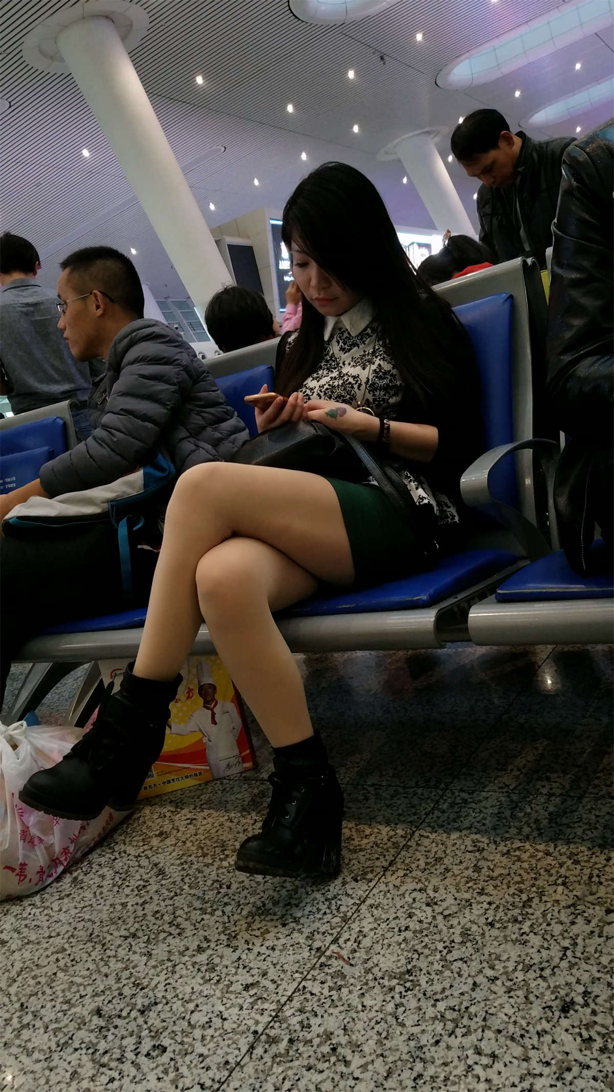 车站候车的绿色紧绷包臀裙肉色丝袜妹子-日更街拍