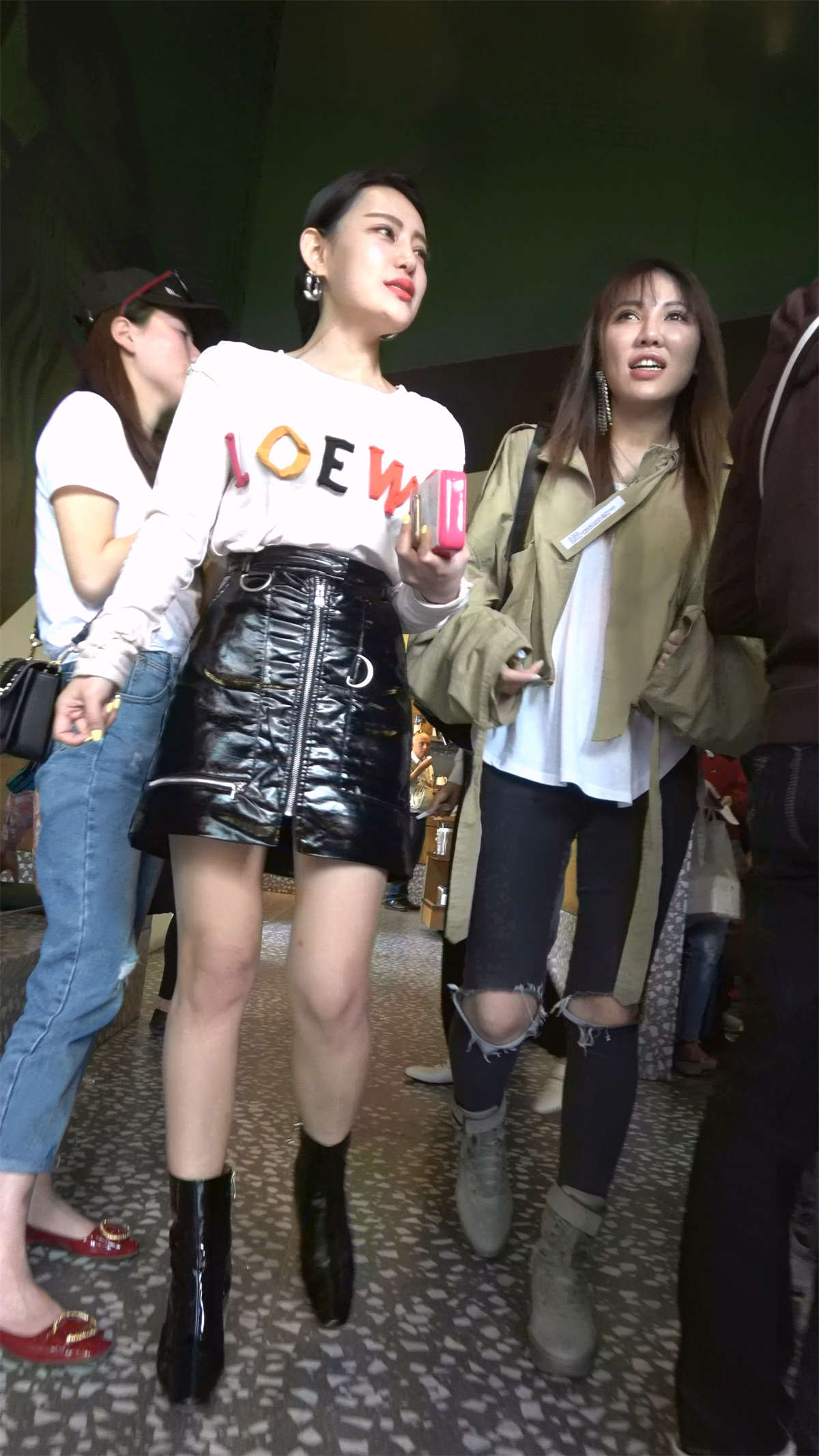 白T恤黑色皮裙增高鞋美女-日更街拍