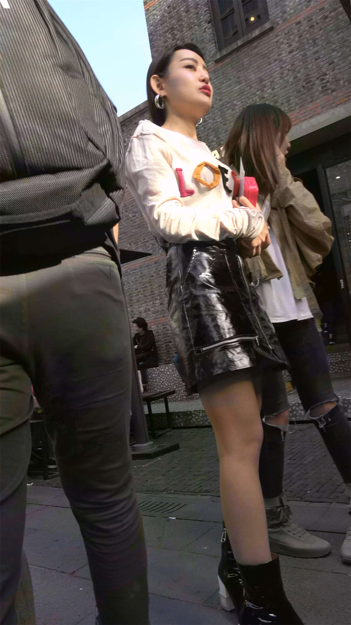 图片[2]-白T恤黑色皮裙增高鞋美女-日更街拍