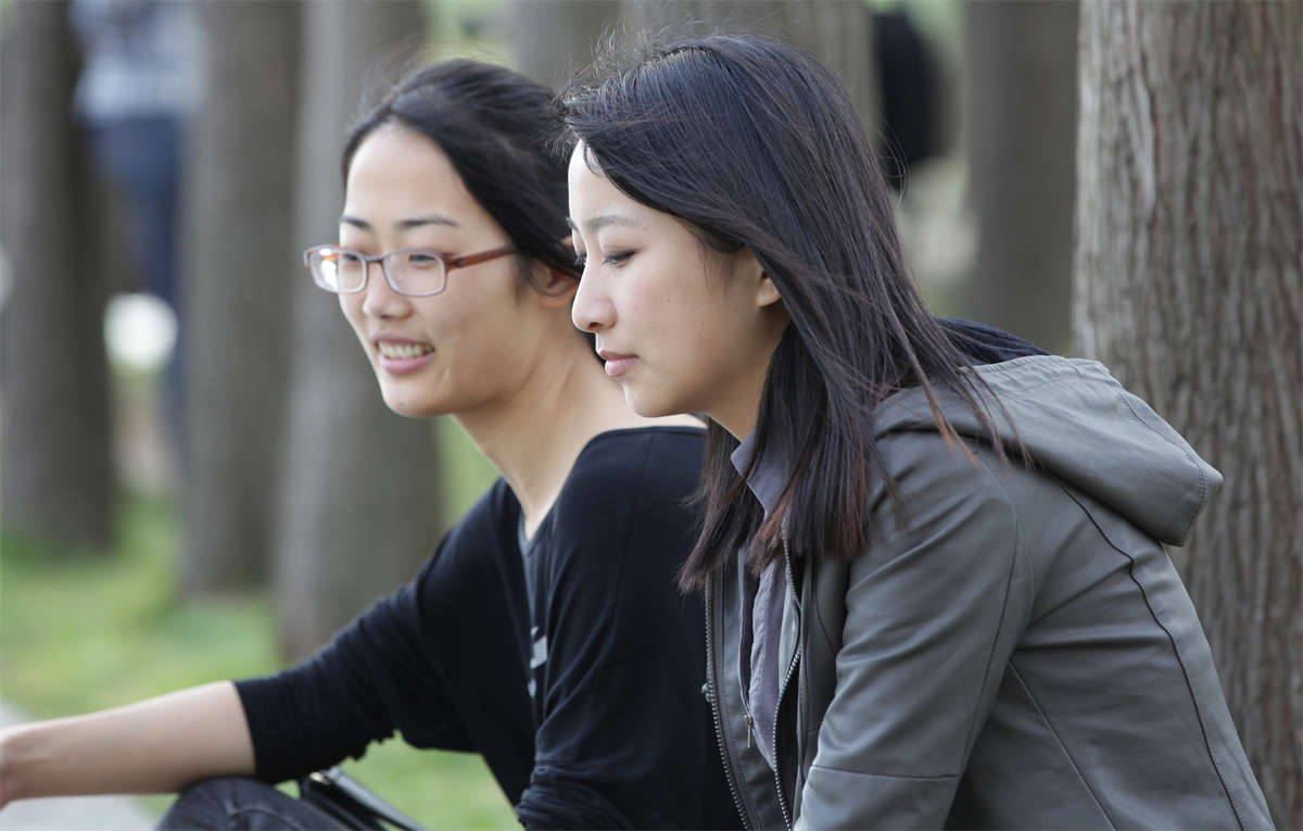 图片[2]-踏青公园街拍系列No.447 僻静小河边出现一个可疑人物，MM表示很无奈-日更街拍