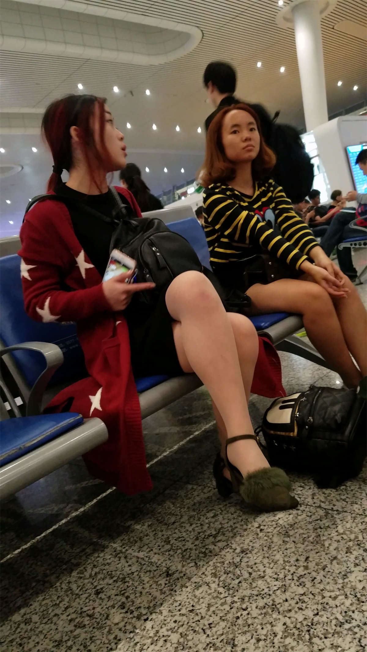 图片[2]-黑色包臀裙肉色丝袜高跟红衣美眉-日更街拍