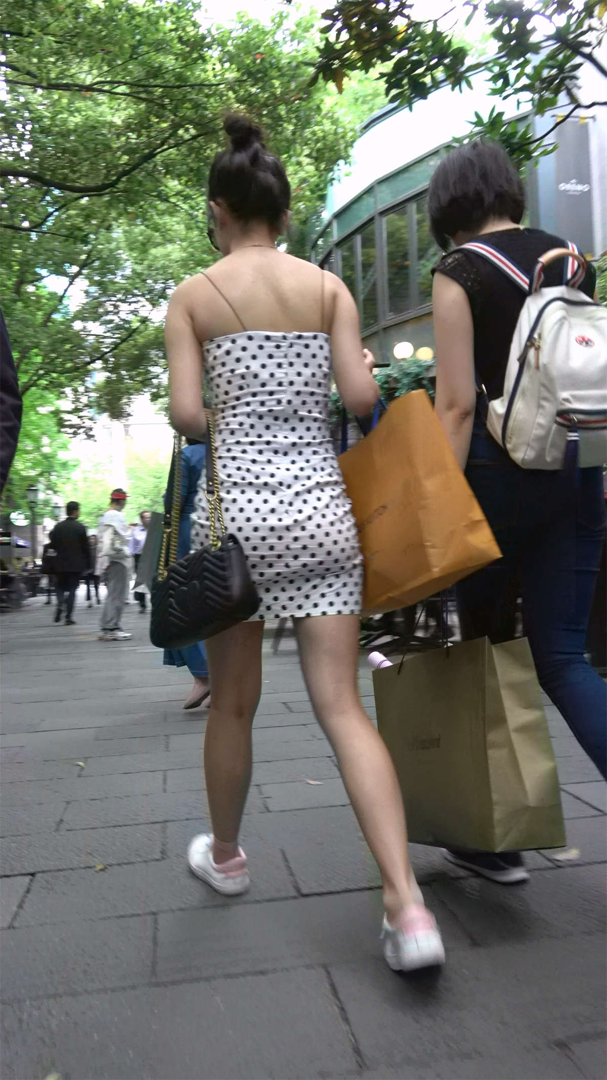 斑点吊带连衣裙美腿美女-日更街拍