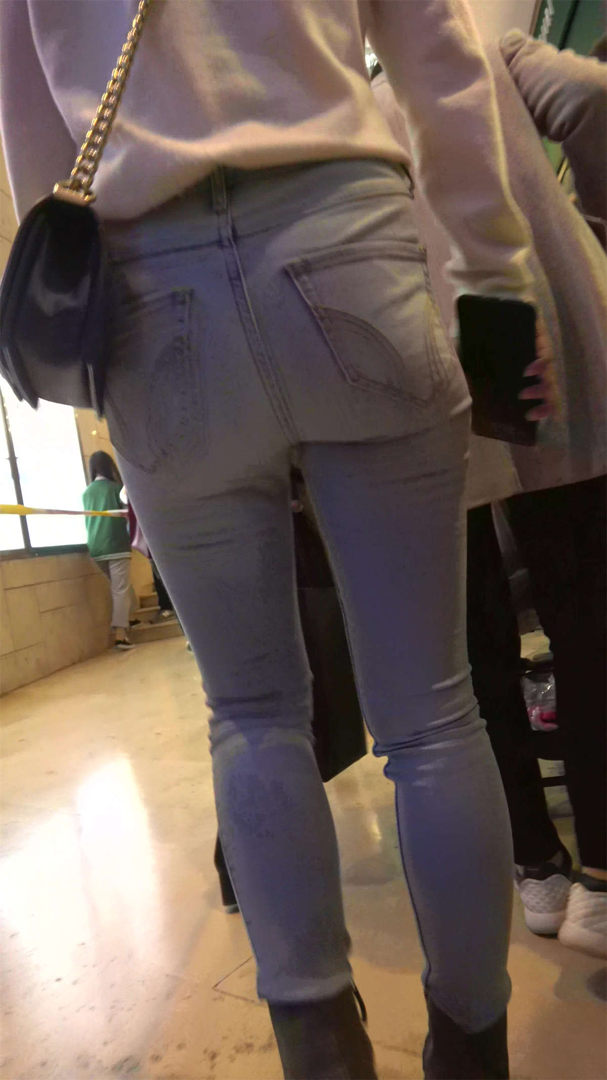 图片[2]-逛商场的极品紧身蓝牛肉臀MM-日更街拍