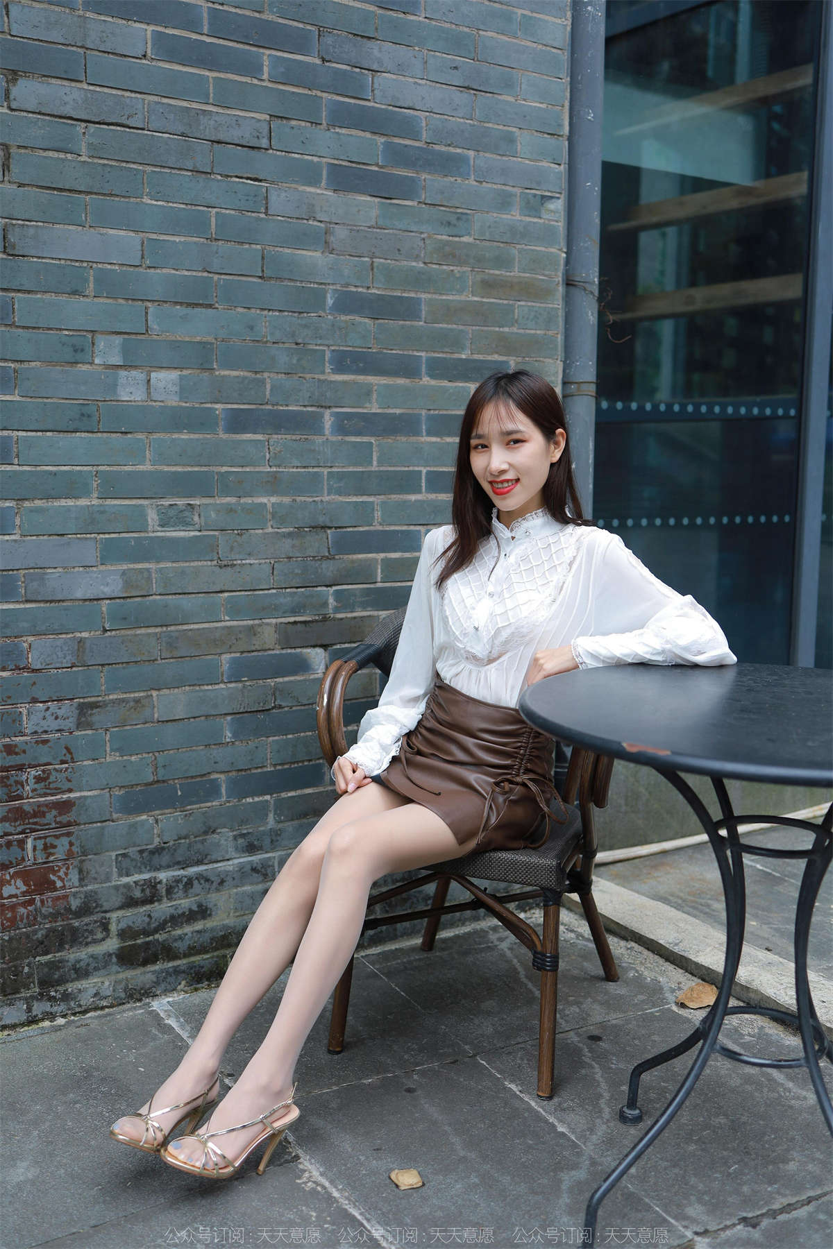 IESS异思趣向 2022.05.09 丝享家1083：美子 金色凉鞋-日更街拍