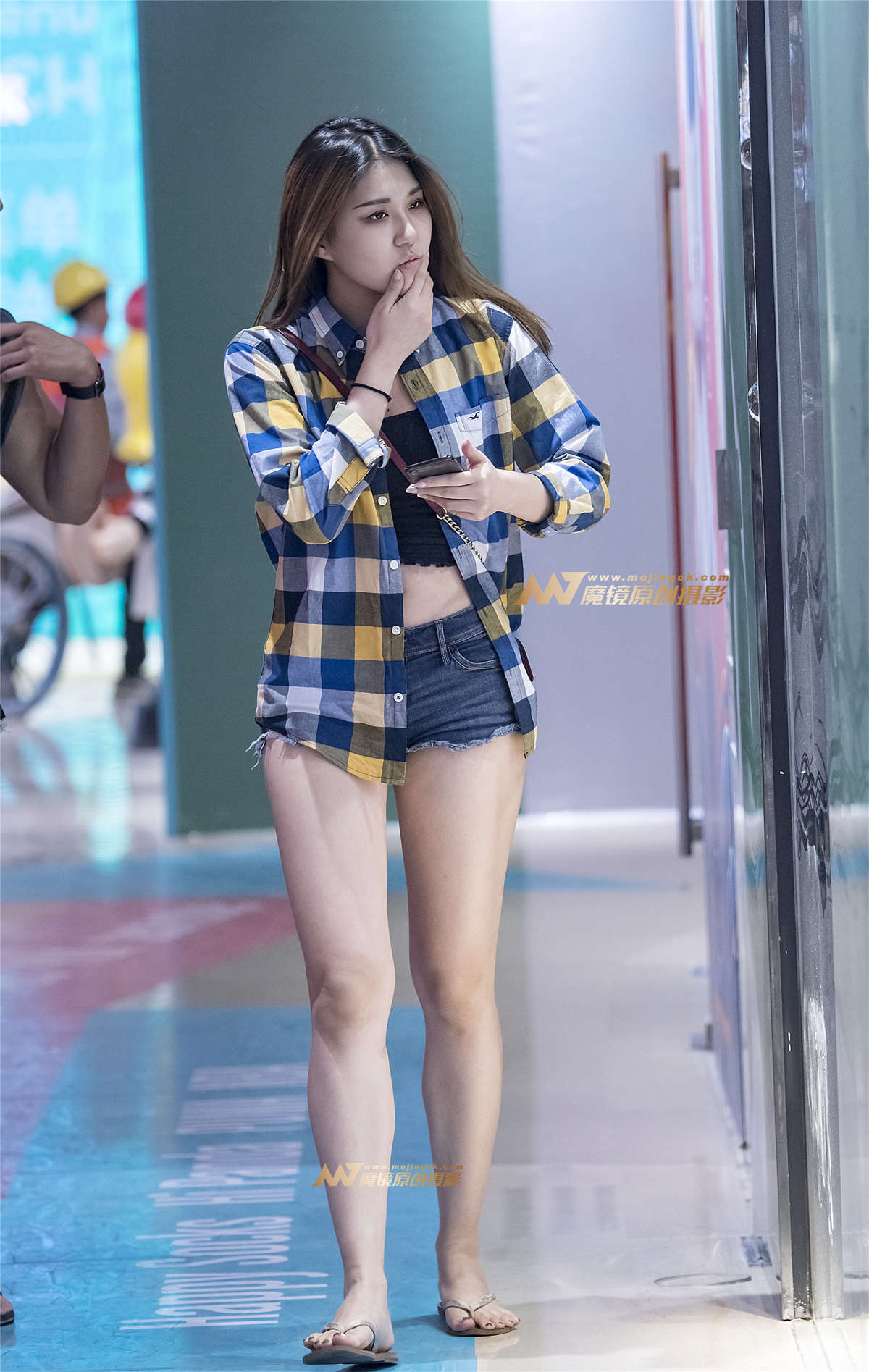 左手倒影赛贴：时尚漂亮美女，热裤性感魅力-日更街拍