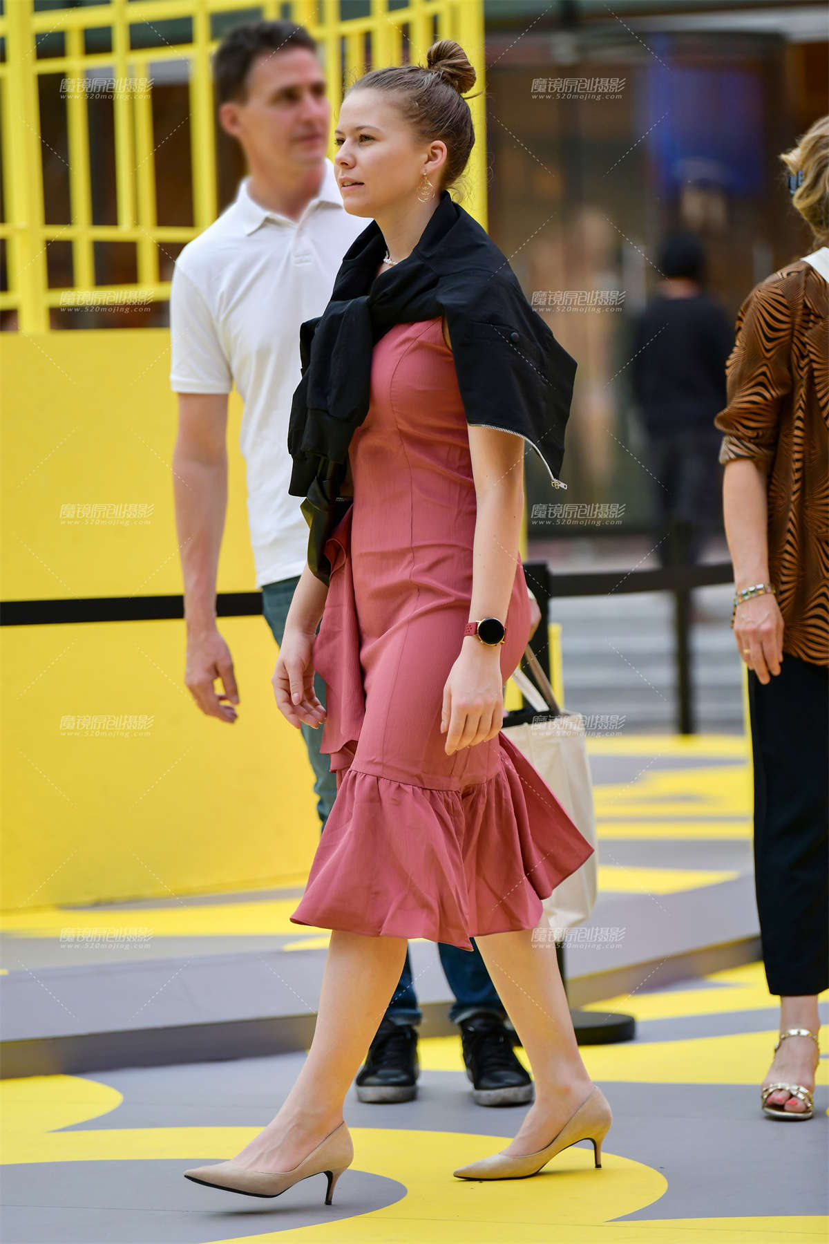 ★微微丰腴红裙美女-日更街拍