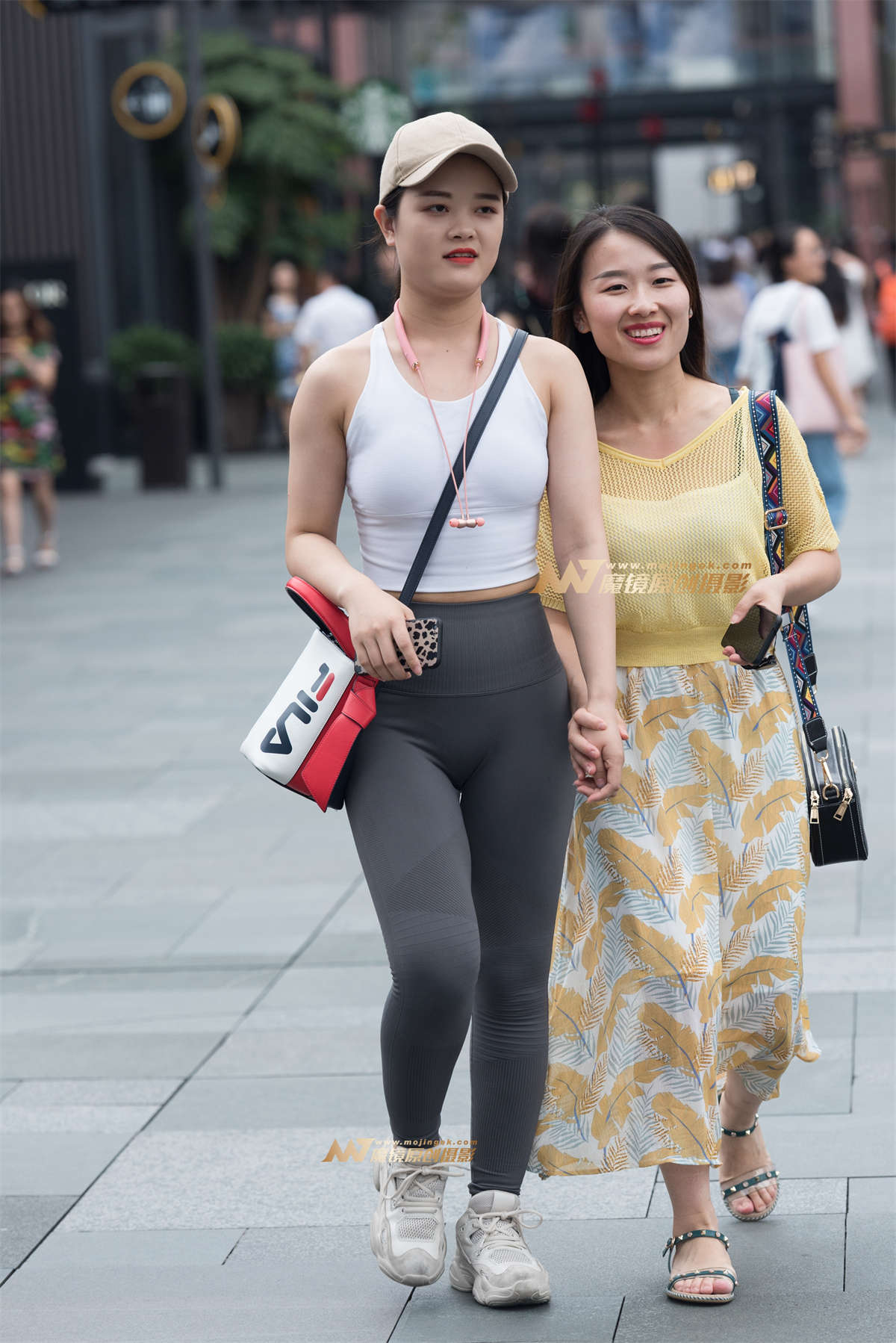 瑜伽裤美女-日更街拍