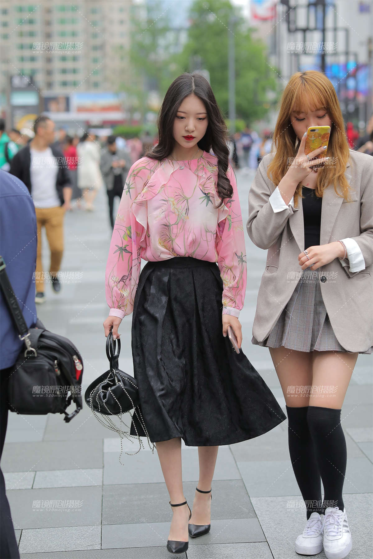 玲珑小美女-日更街拍