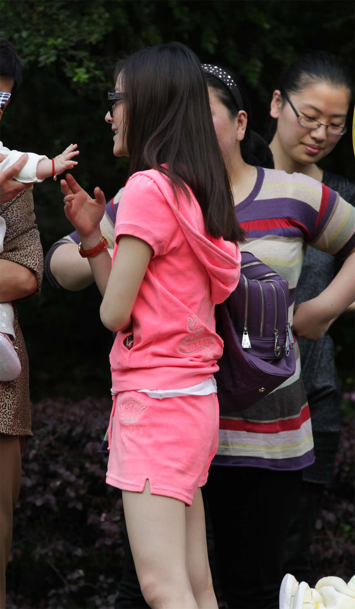 踏青公园街拍系列No.448 漂亮妈妈，美丽不打折-日更街拍