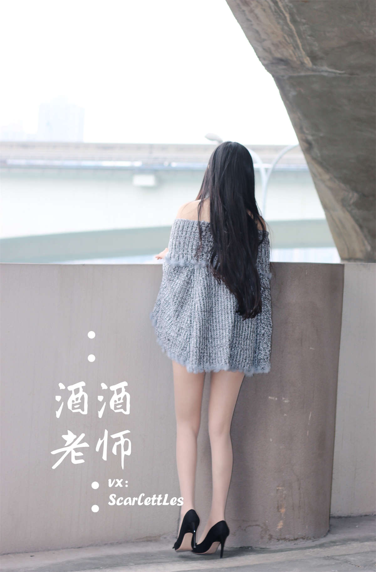 图片[2]-酒酒老师 停车场里的超短裙-日更街拍