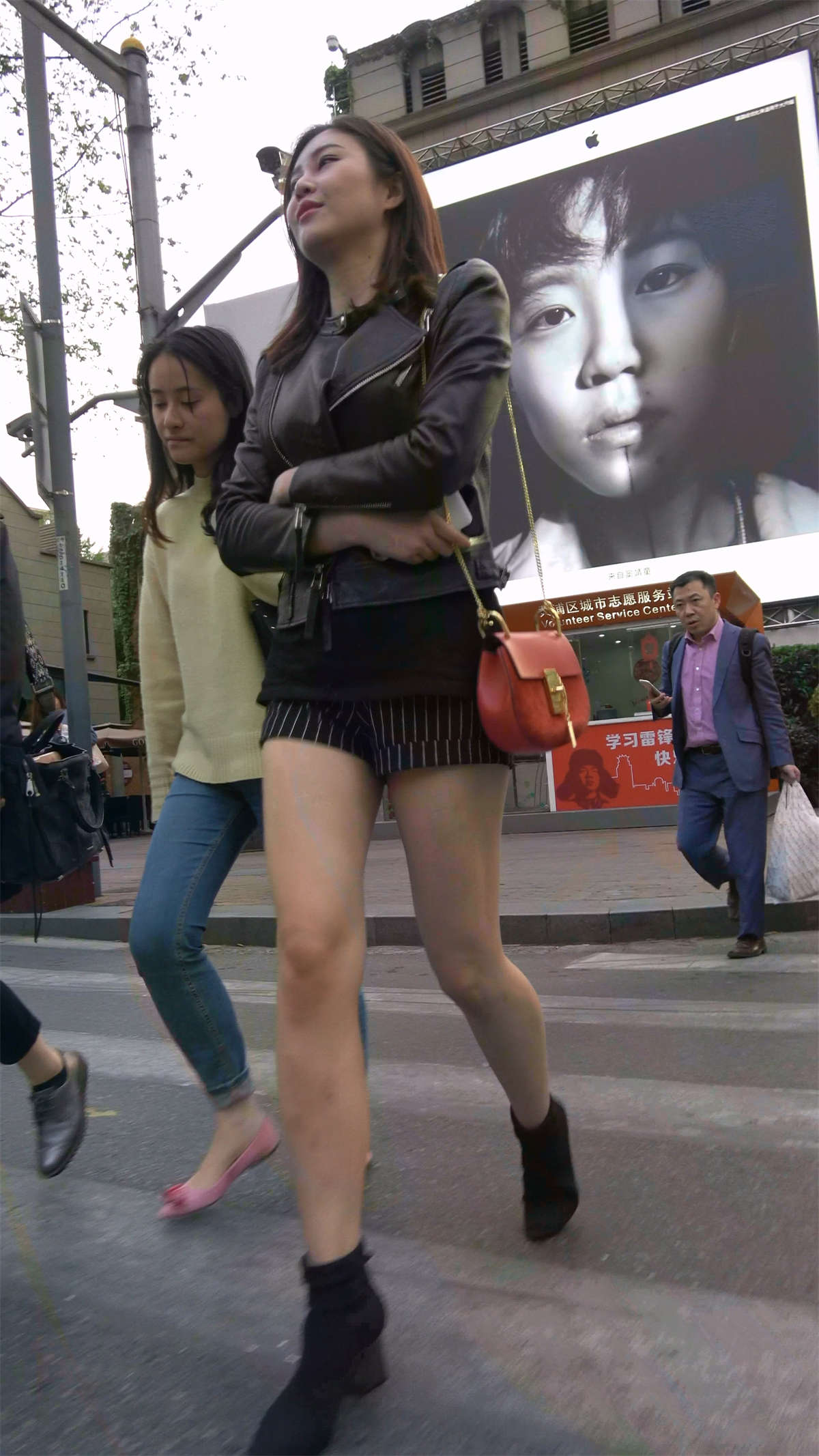 图片[2]-超性感美腿短裤皮衣美女-日更街拍