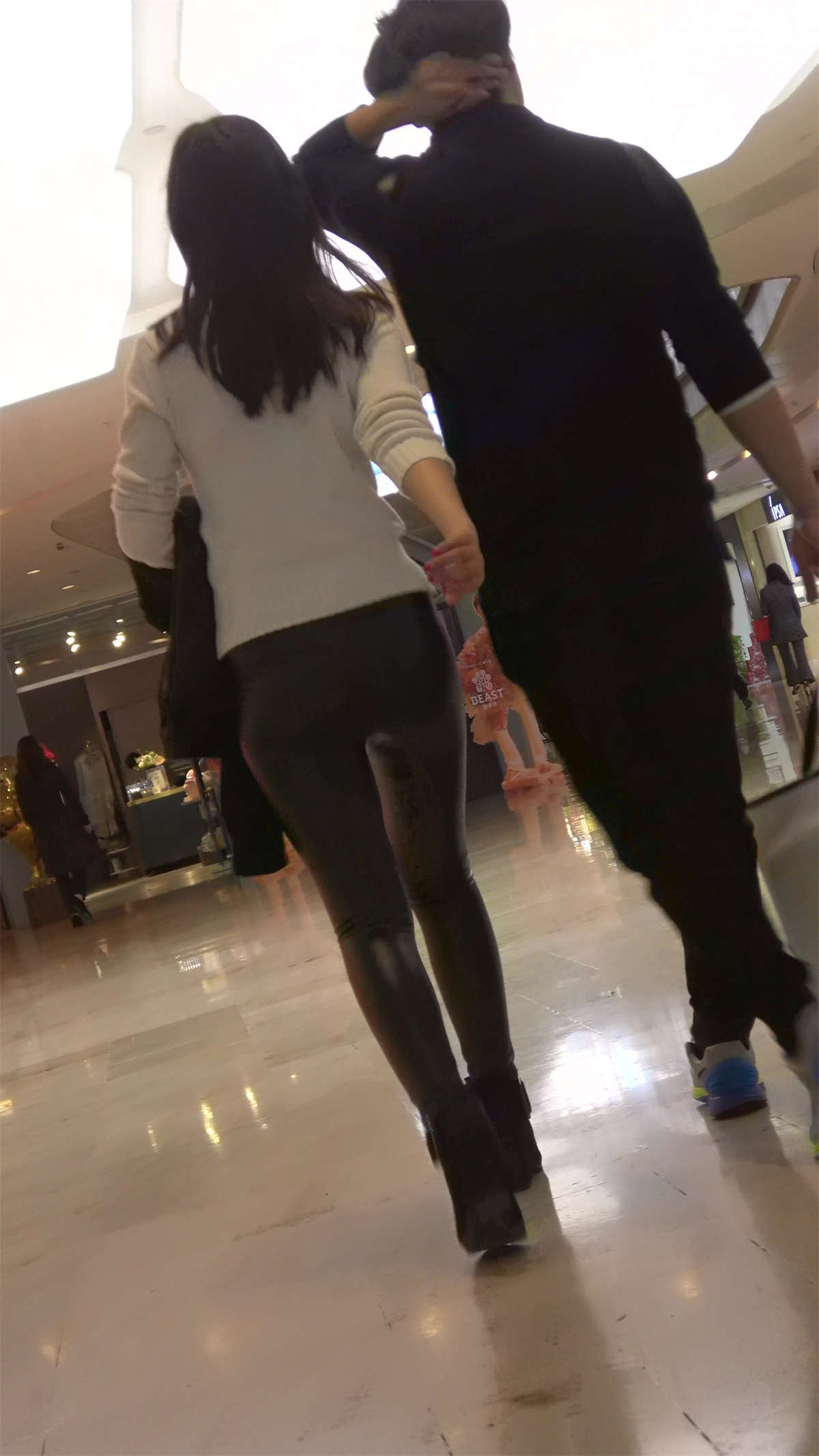 逛商场的两位超紧皮裤性感美女-日更街拍