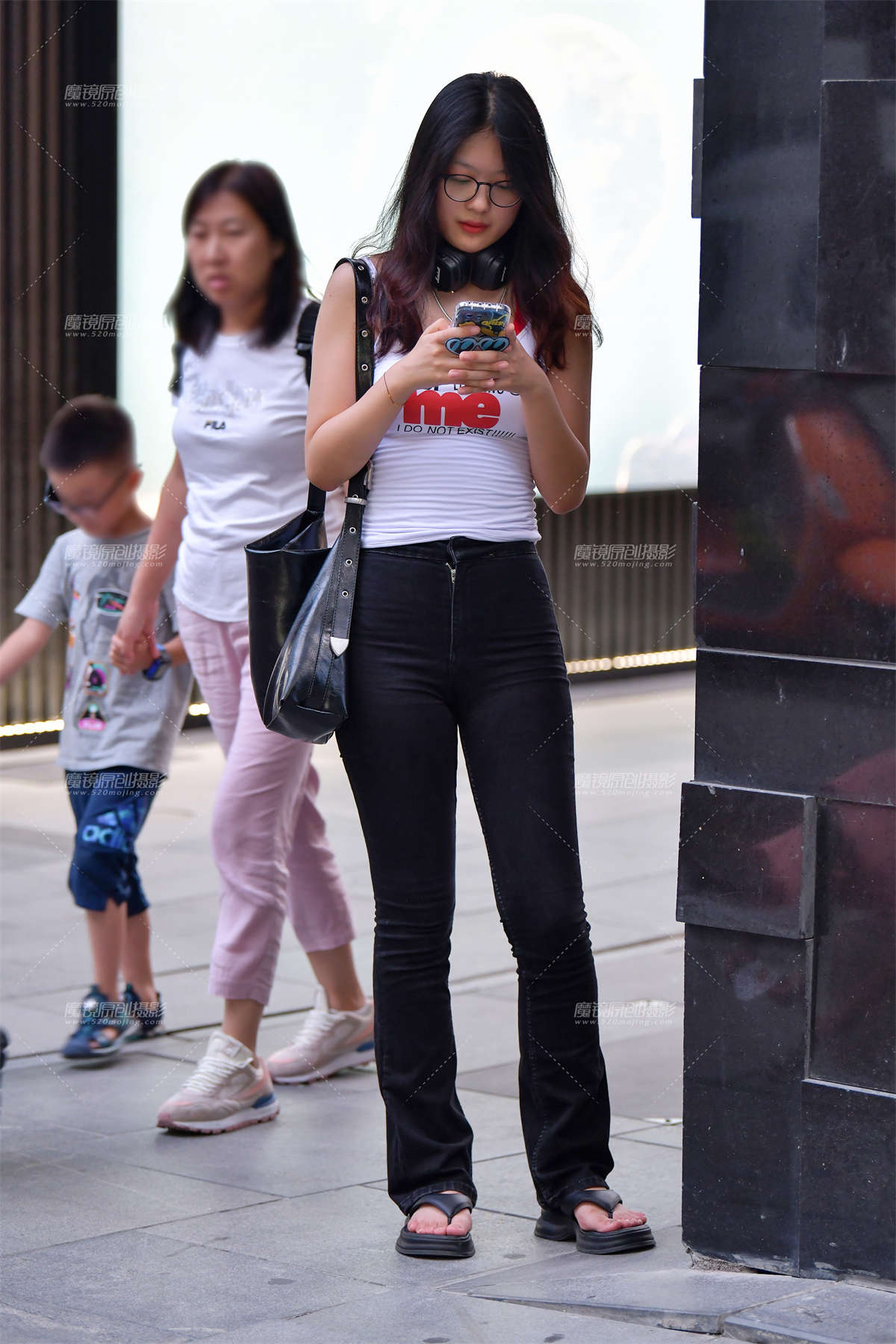 ★文静黑色牛仔裤美女-日更街拍