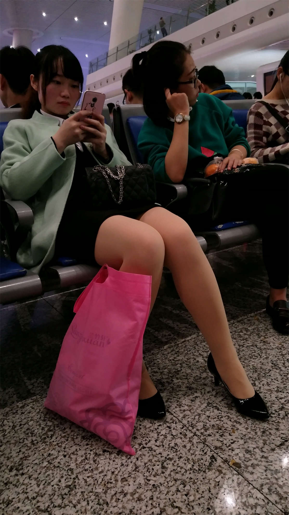 图片[2]-火车站等车的肉色丝袜黑色高跟性感美腿少妇-日更街拍