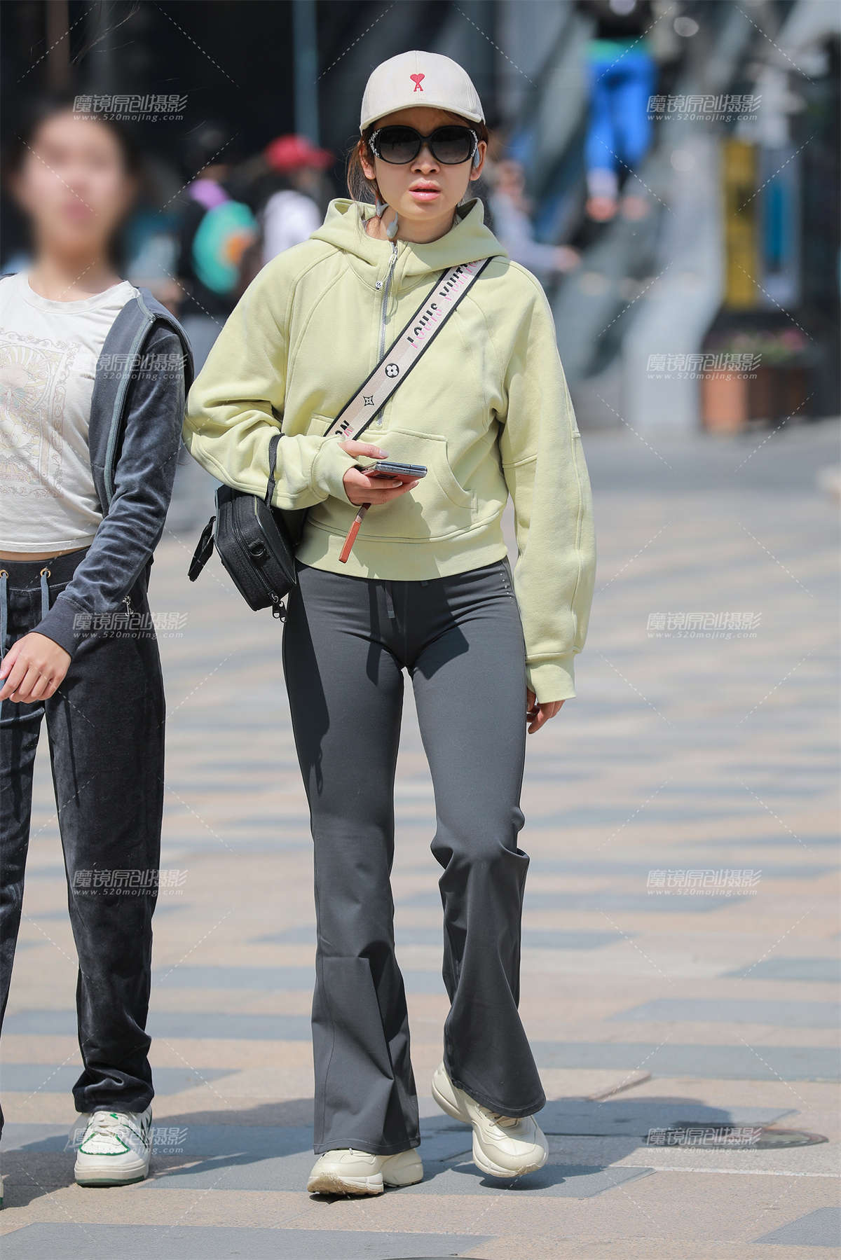 图片[2]-紧身瑜伽裤小妹-日更街拍