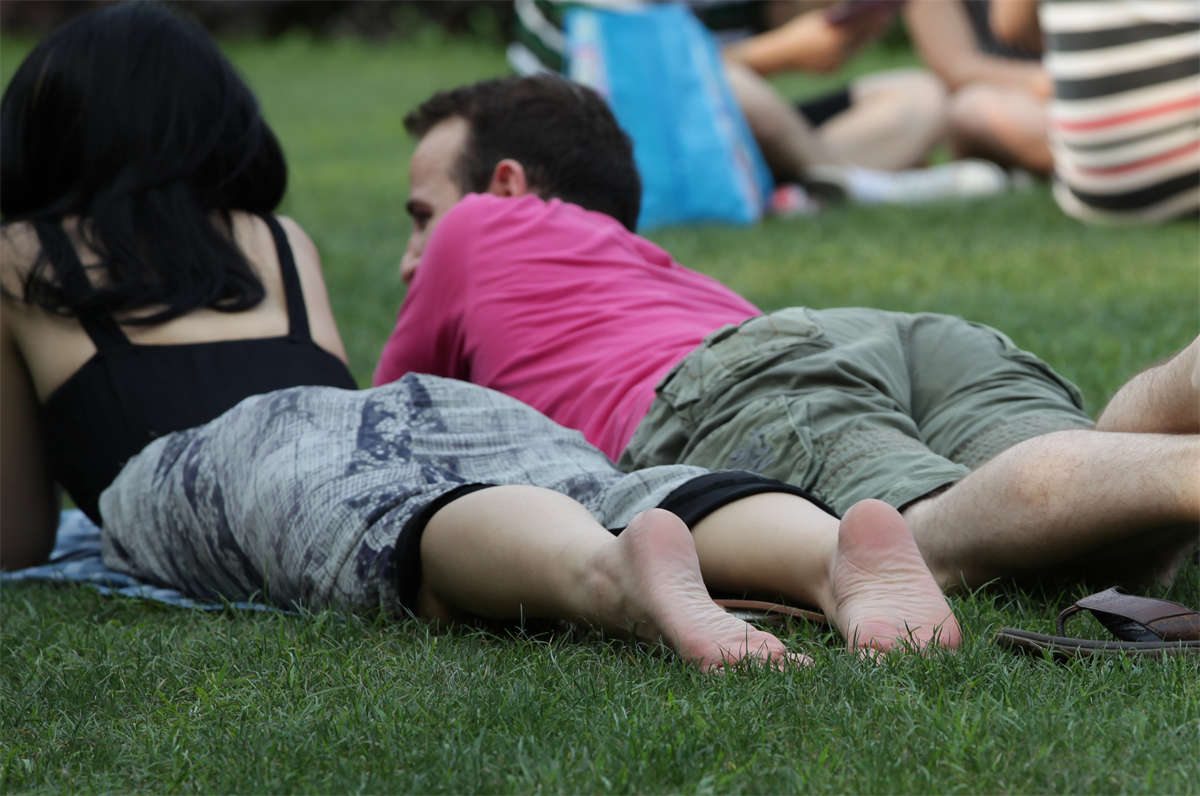 图片[2]-踏青公园街拍系列No.449 漂亮妞都做了老外的女友-日更街拍