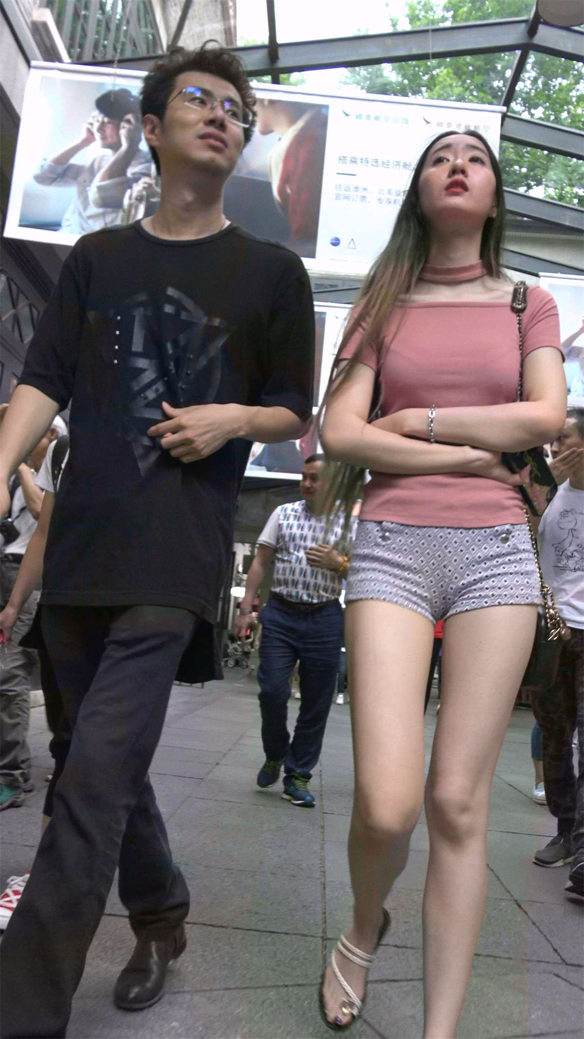 图片[2]-粉色T恤热裤性感美腿美女-日更街拍