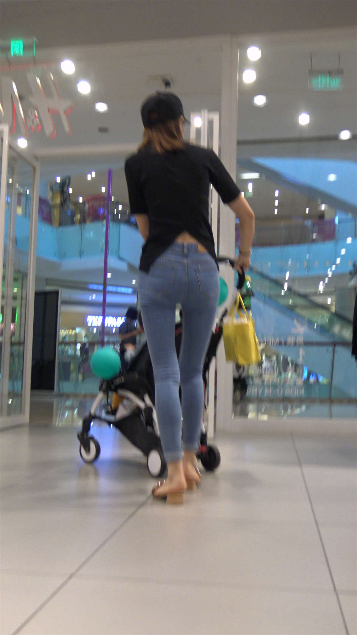 图片[2]-极品苗条紧身蓝牛黑T恤街拍美少妇-日更街拍