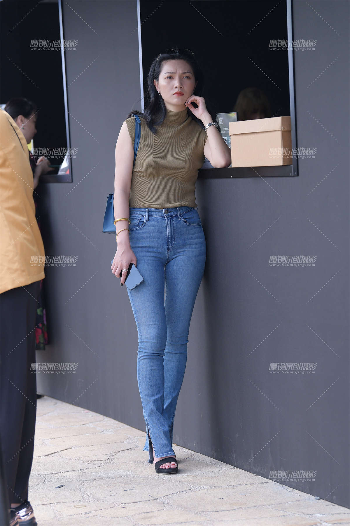 圆润紧牛的女子-日更街拍