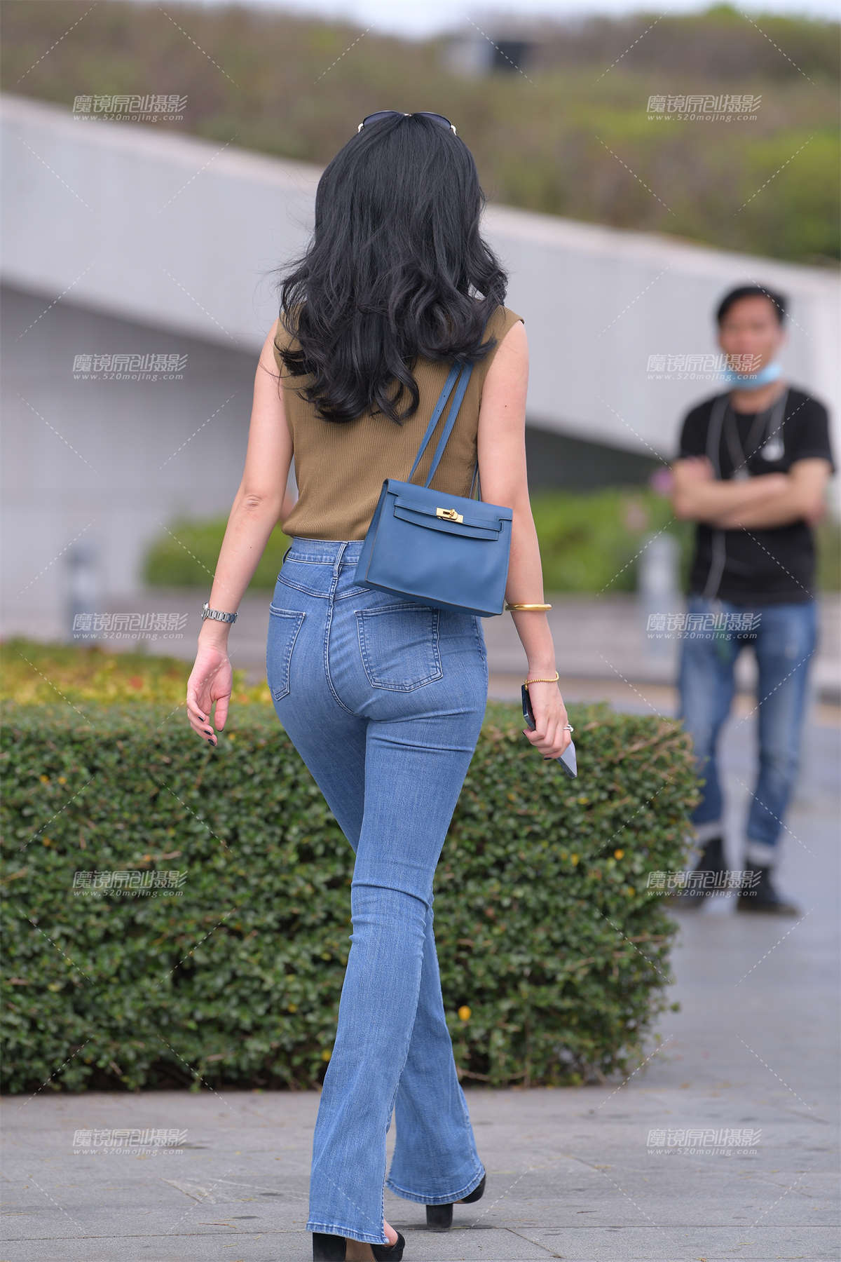 图片[2]-圆润紧牛的女子-日更街拍