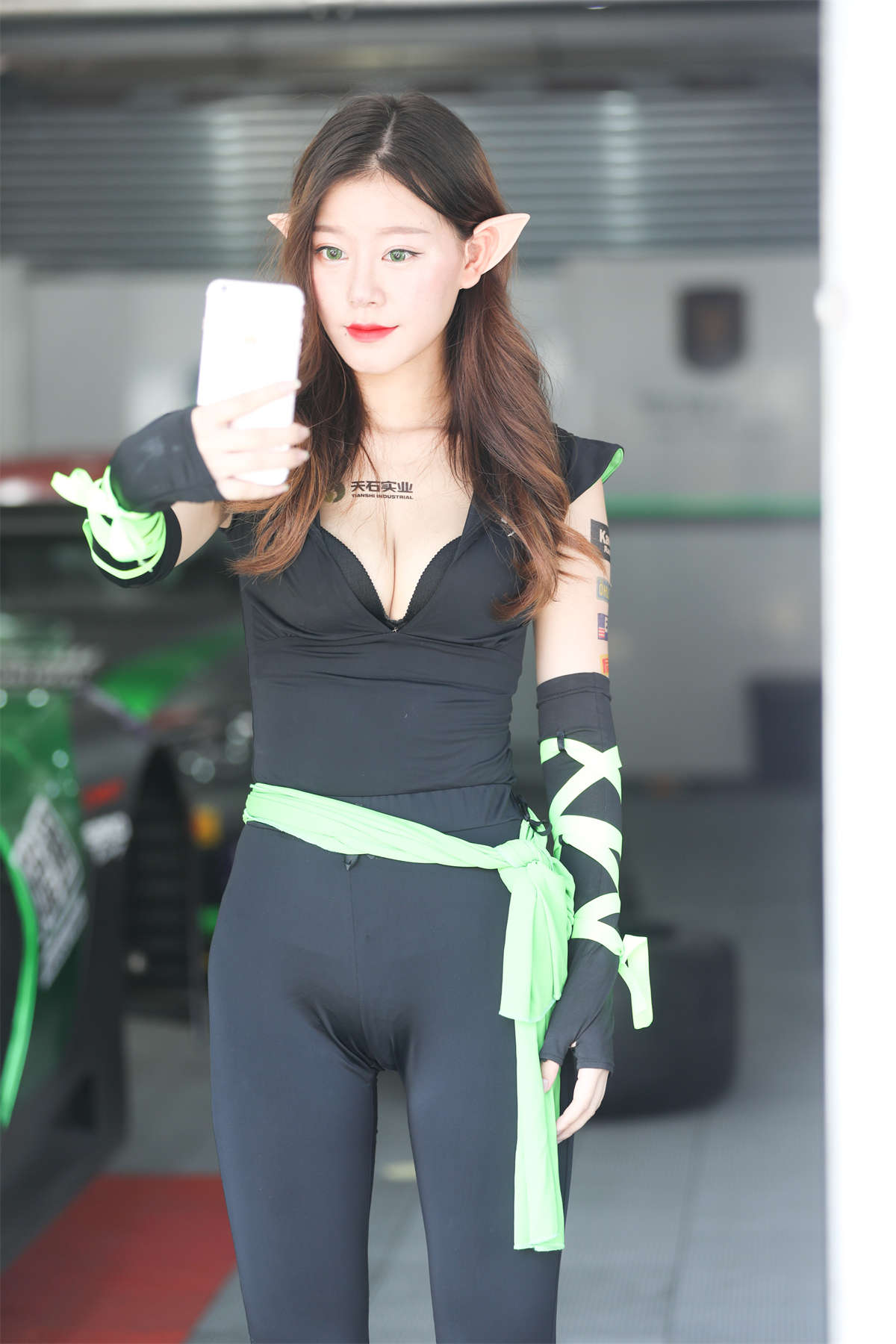 黑色紧身勒出的线条-日更街拍