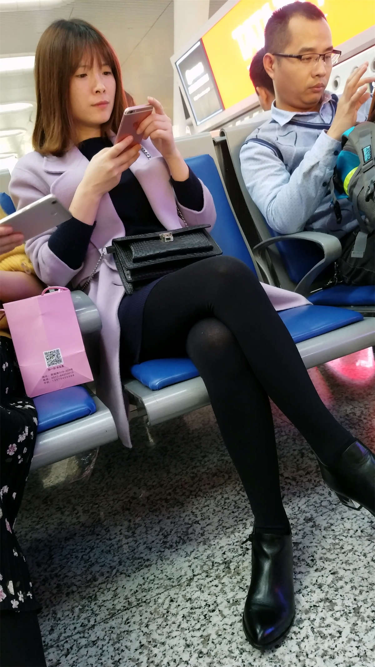 高铁站候车的黑色丝袜蓝色包臀短裙少妇-日更街拍