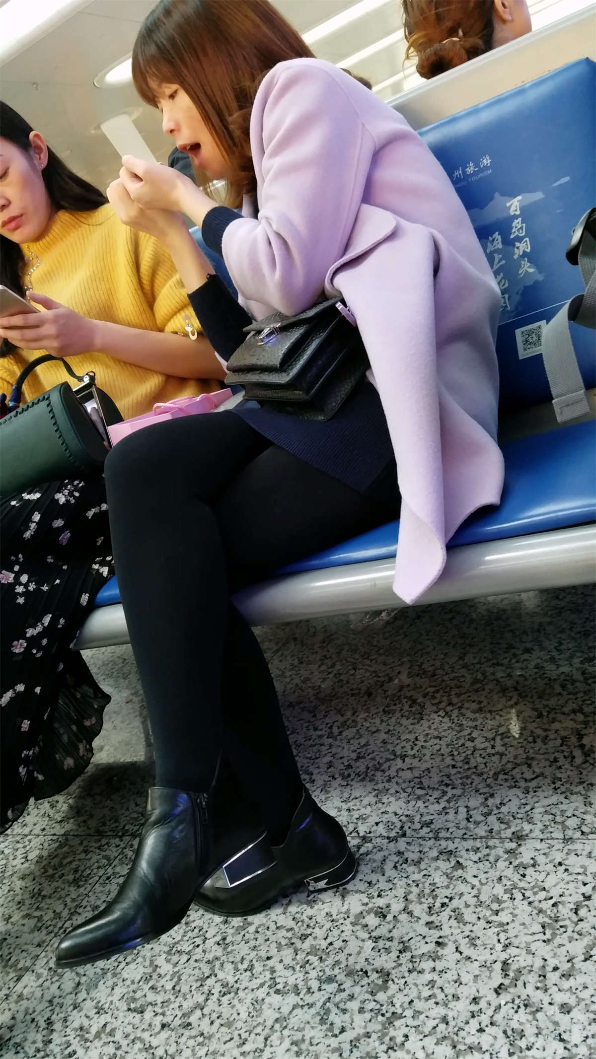 图片[2]-高铁站候车的黑色丝袜蓝色包臀短裙少妇-日更街拍