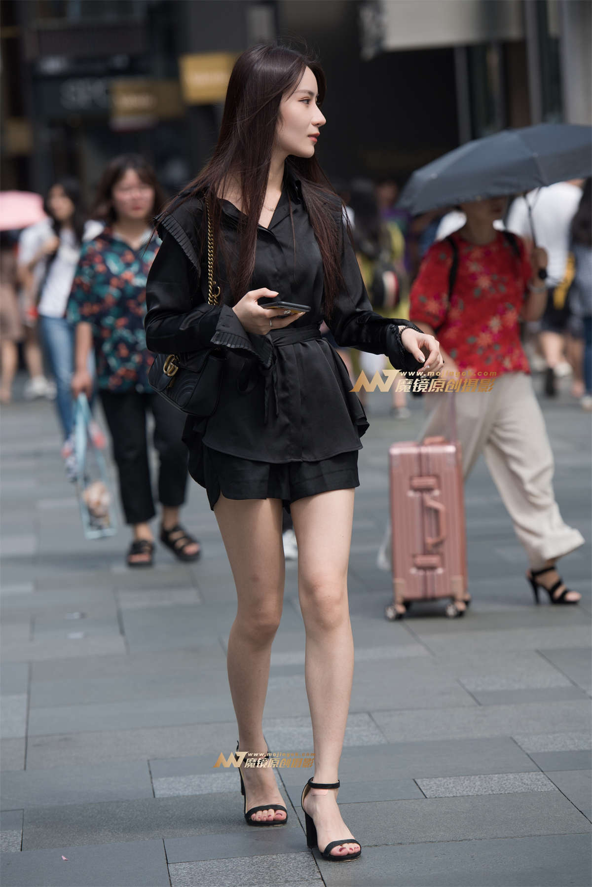 在等车的小姐姐-日更街拍