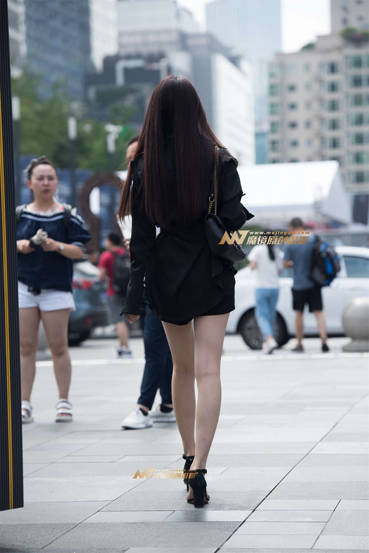 图片[2]-在等车的小姐姐-日更街拍