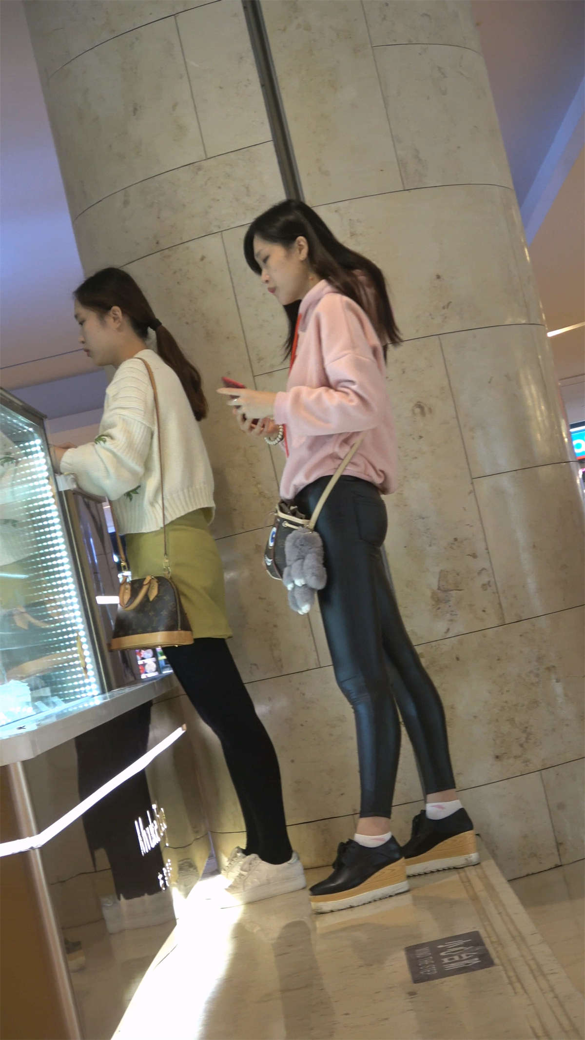 图片[2]-粉色卫衣皮裤气质美女-日更街拍