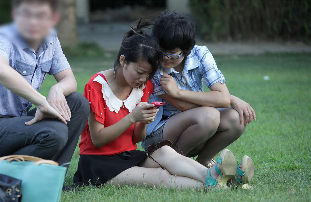 图片[2]-踏青公园街拍系列No.450 漂亮女孩的白净秀足-日更街拍