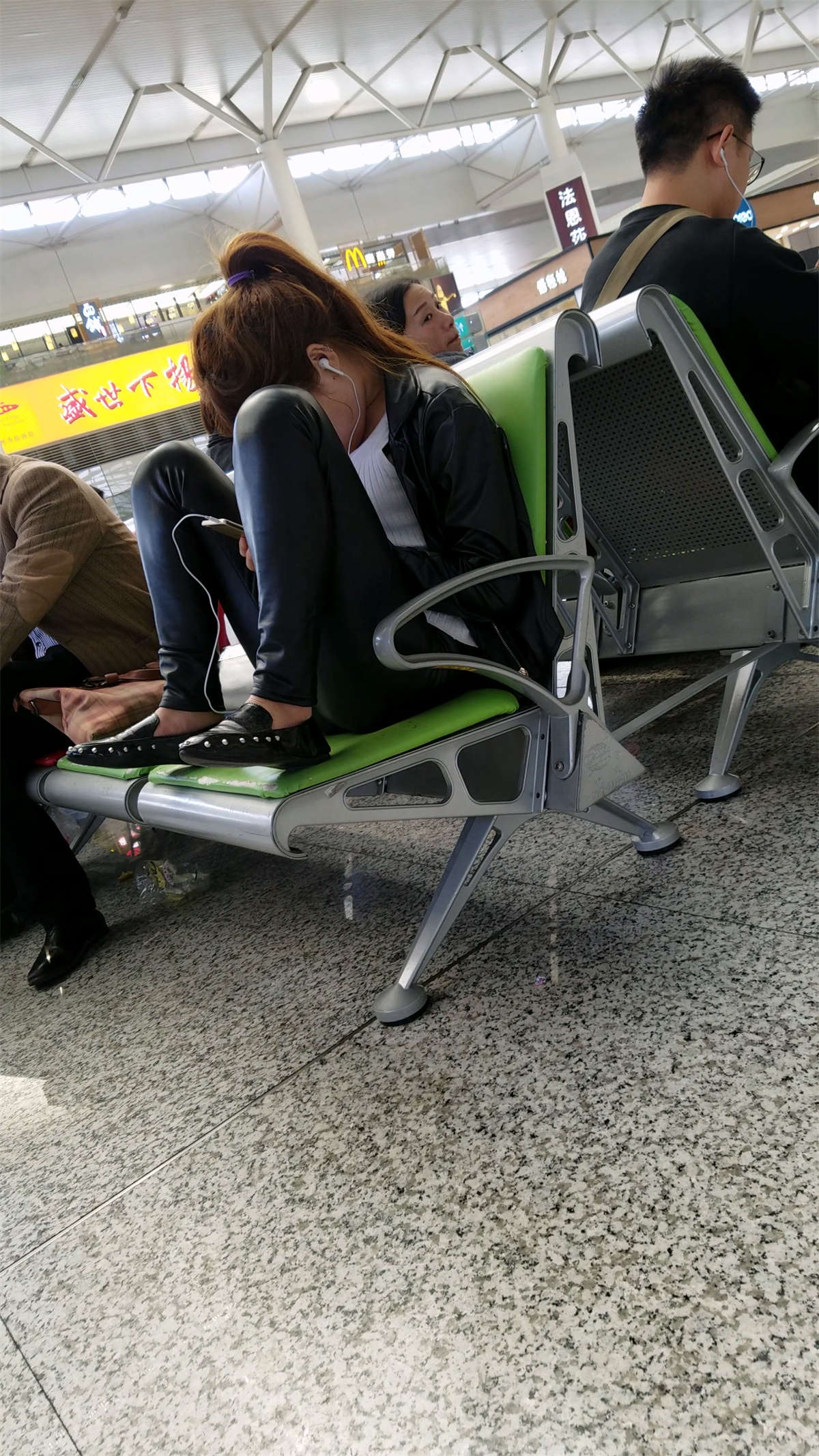 图片[2]-高铁站黑色紧身皮裤M坐姿白肤妹子-日更街拍