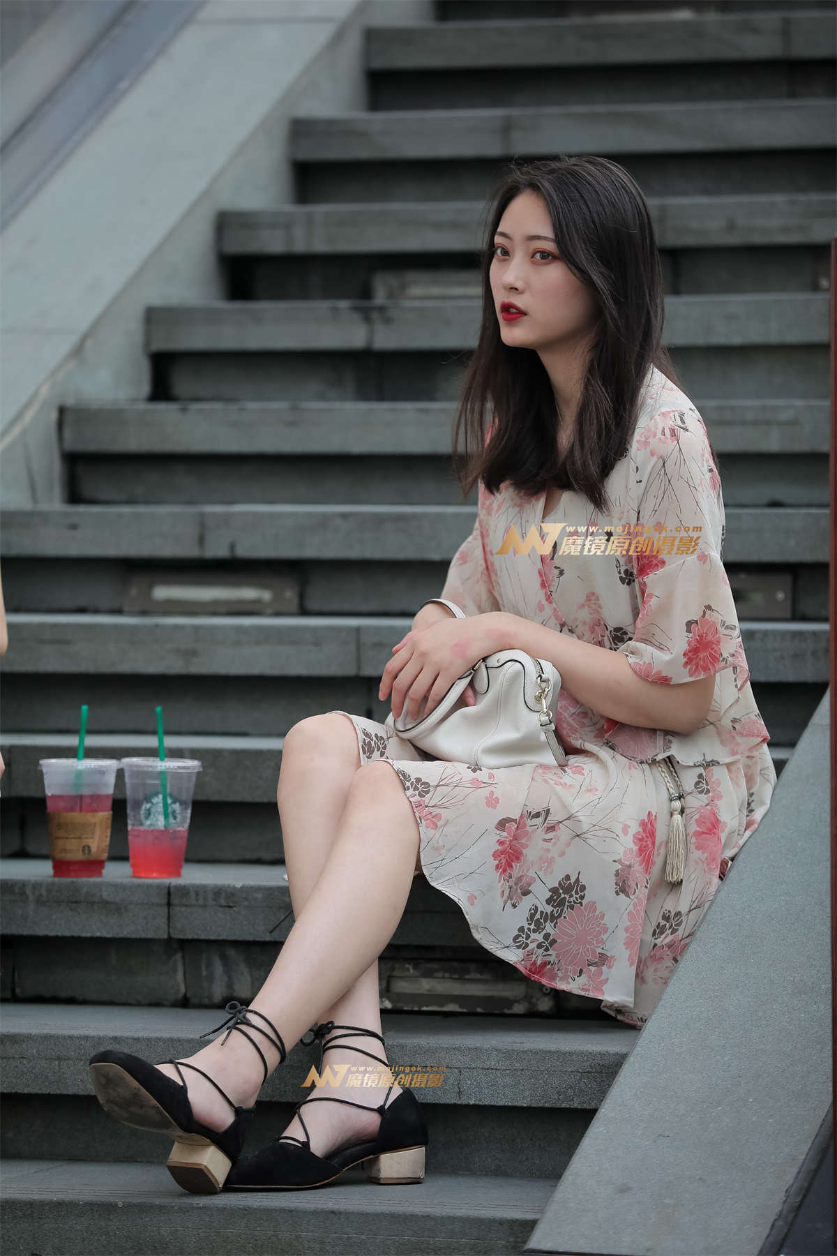 图片[2]-【凯恩赛帖】清新美丽的花裙女孩-日更街拍