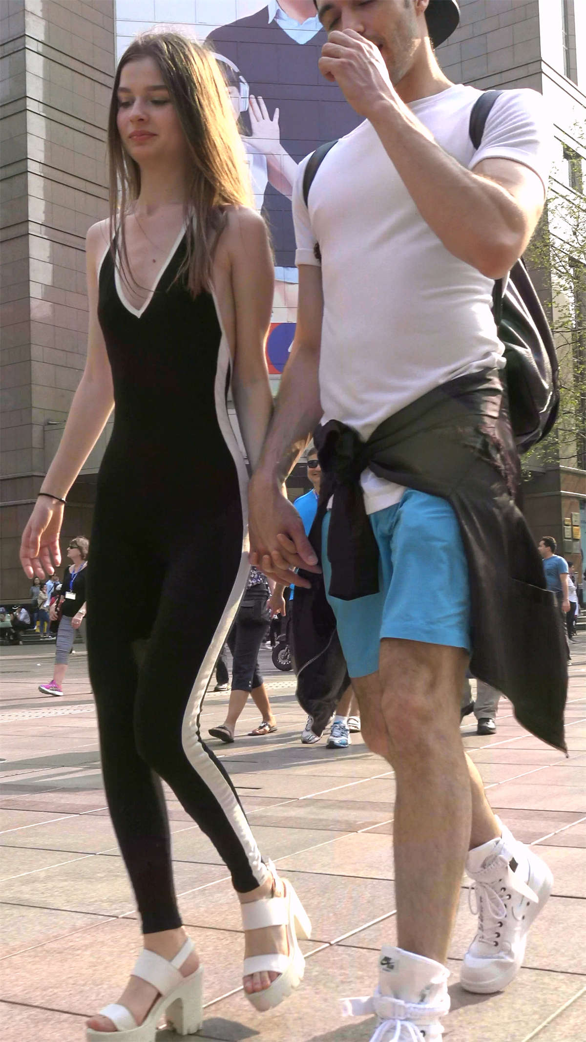 图片[2]-黑色连体衣性感露背装美女-日更街拍