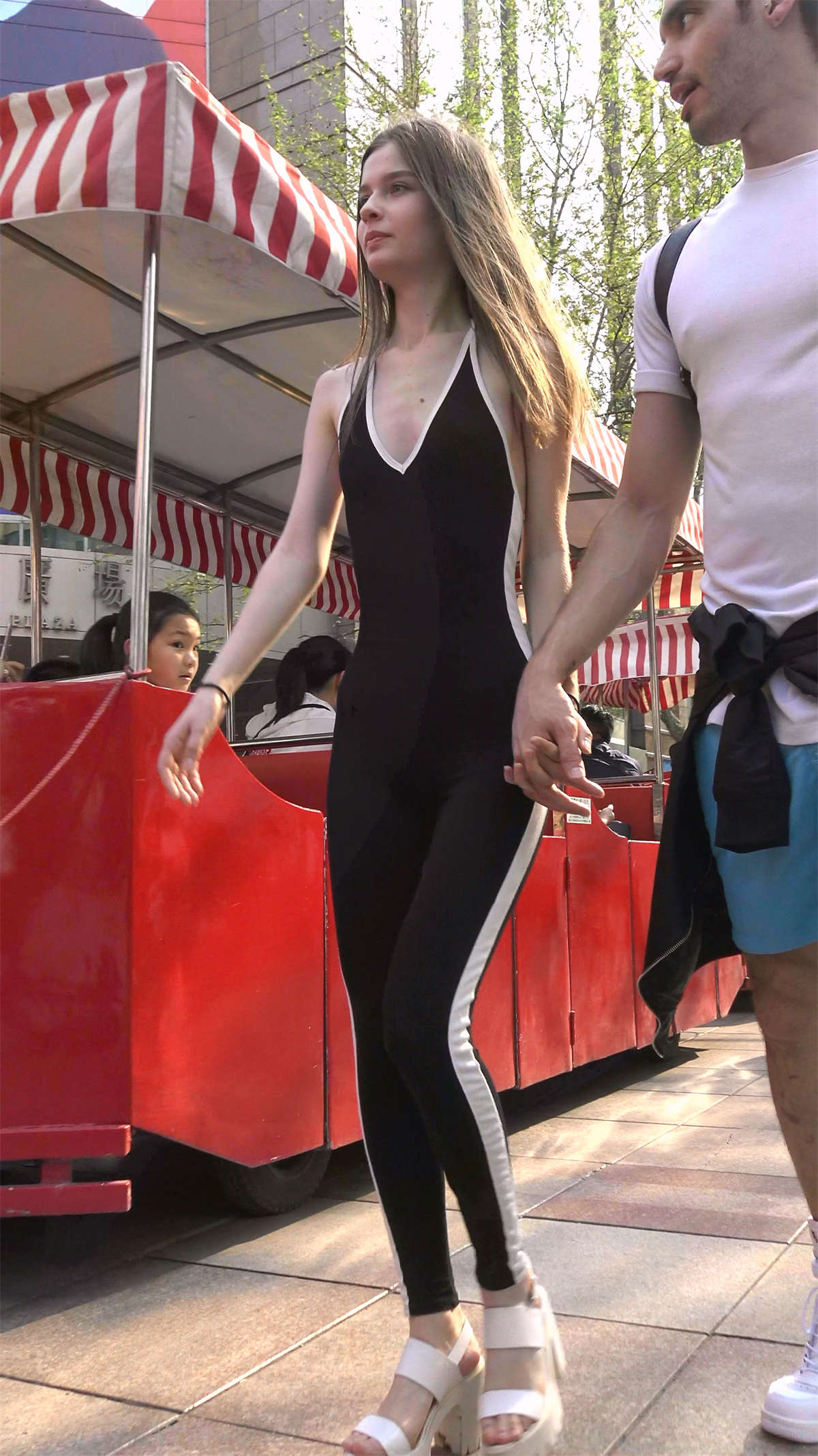 黑色连体衣性感露背装美女-日更街拍
